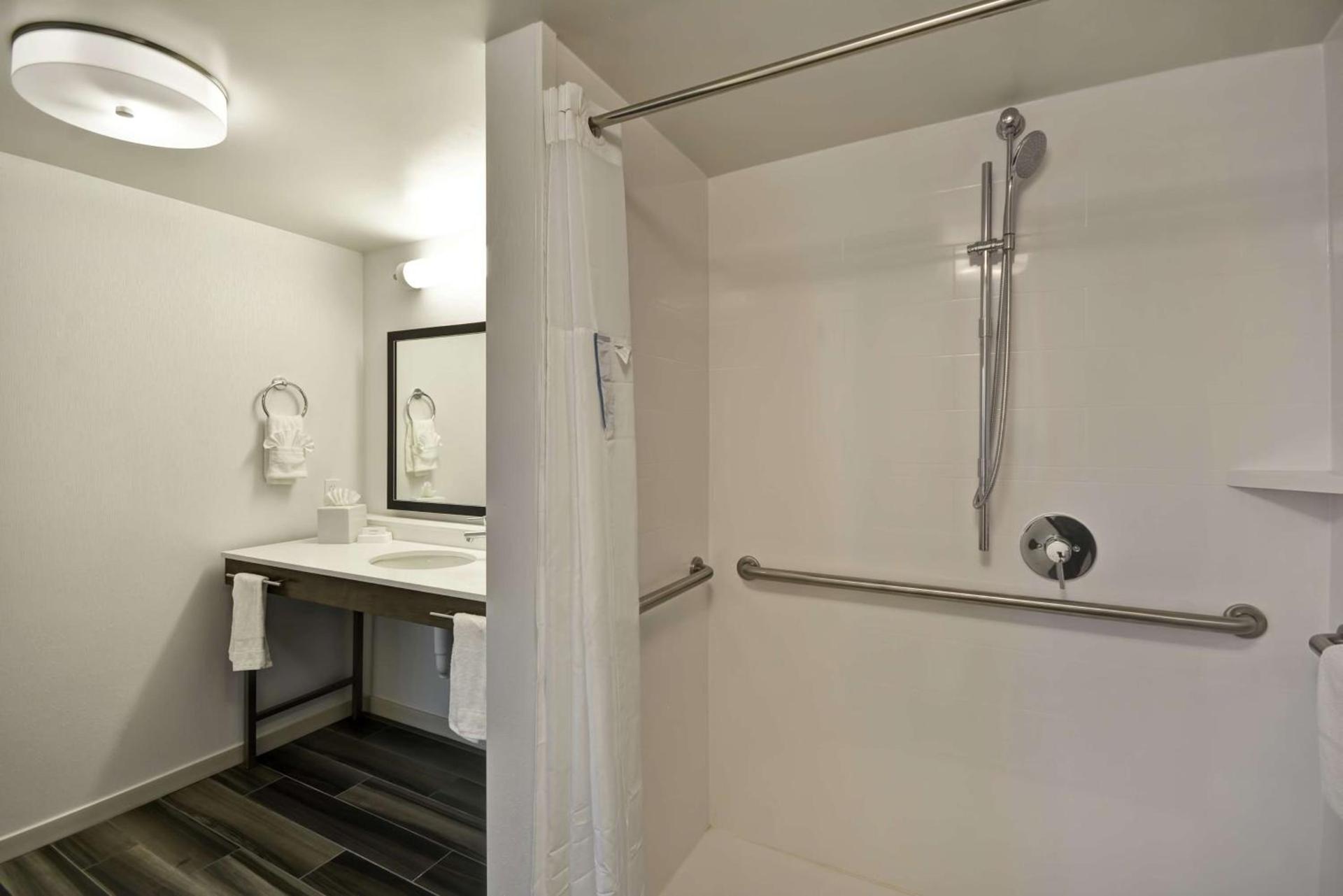 Hampton Inn & Suites Los Angeles Burbank Airport photo 16