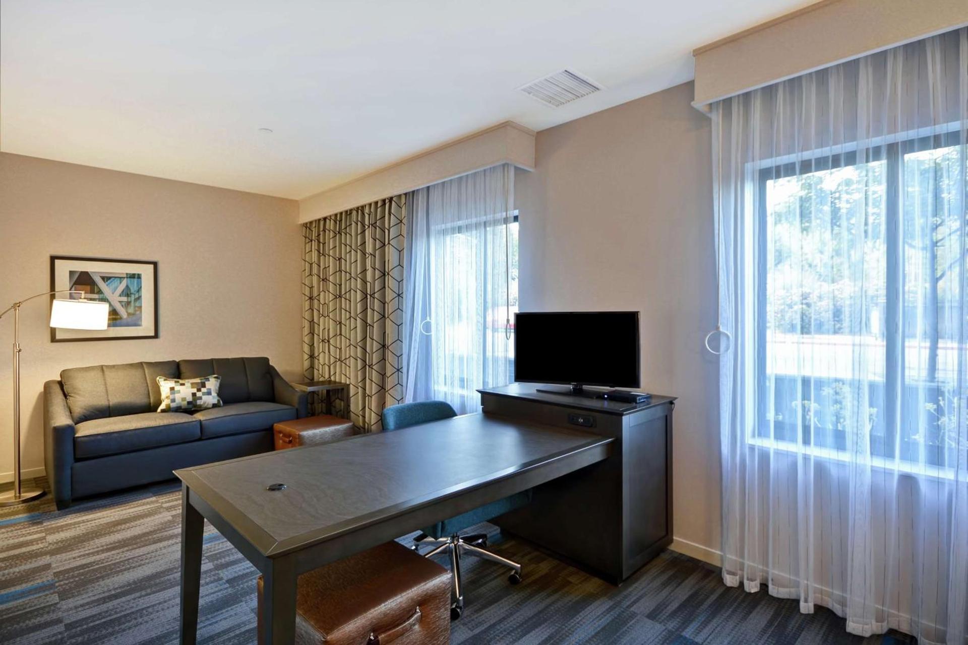 Hampton Inn & Suites Los Angeles Burbank Airport photo 15