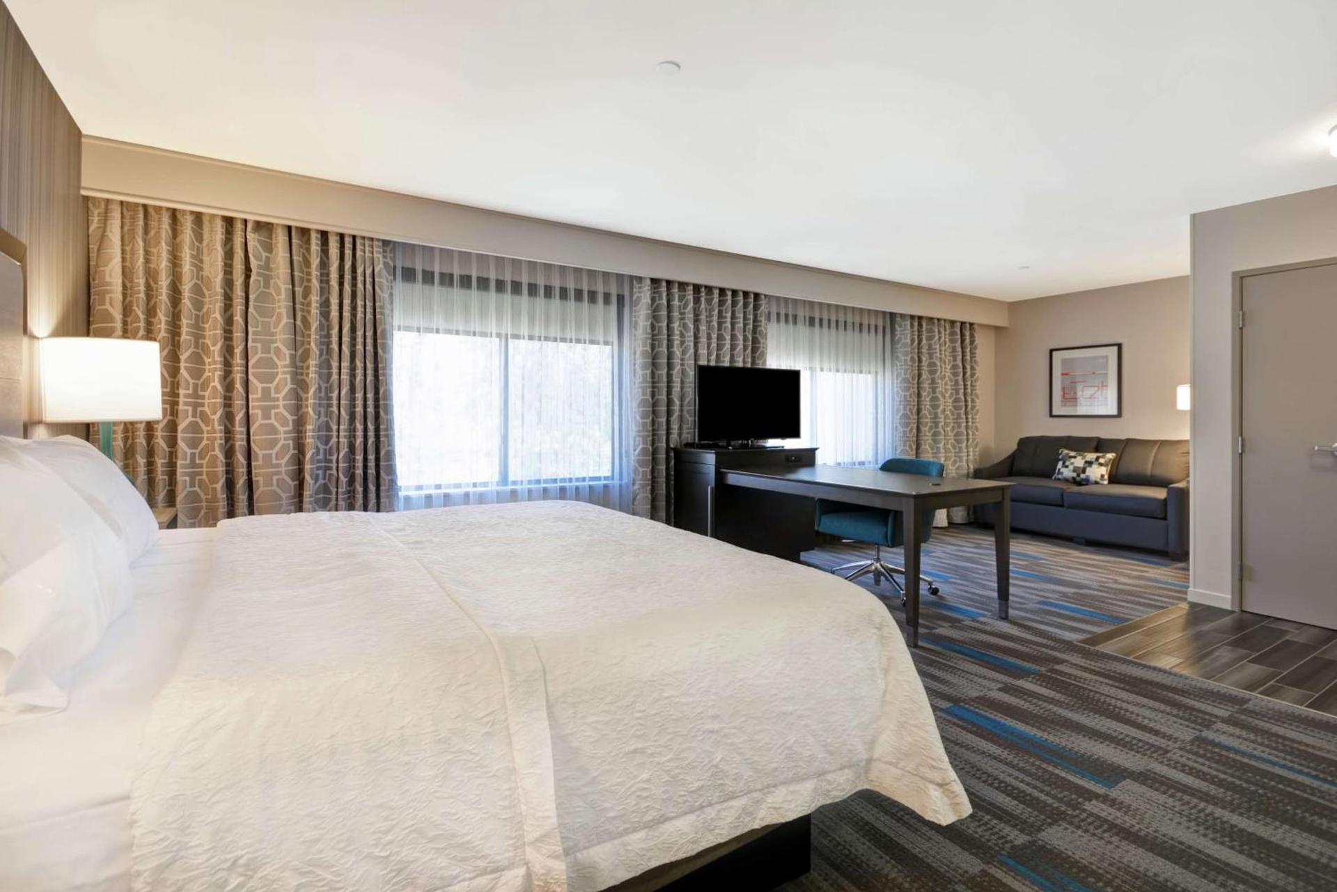 Hampton Inn & Suites Los Angeles Burbank Airport photo 21