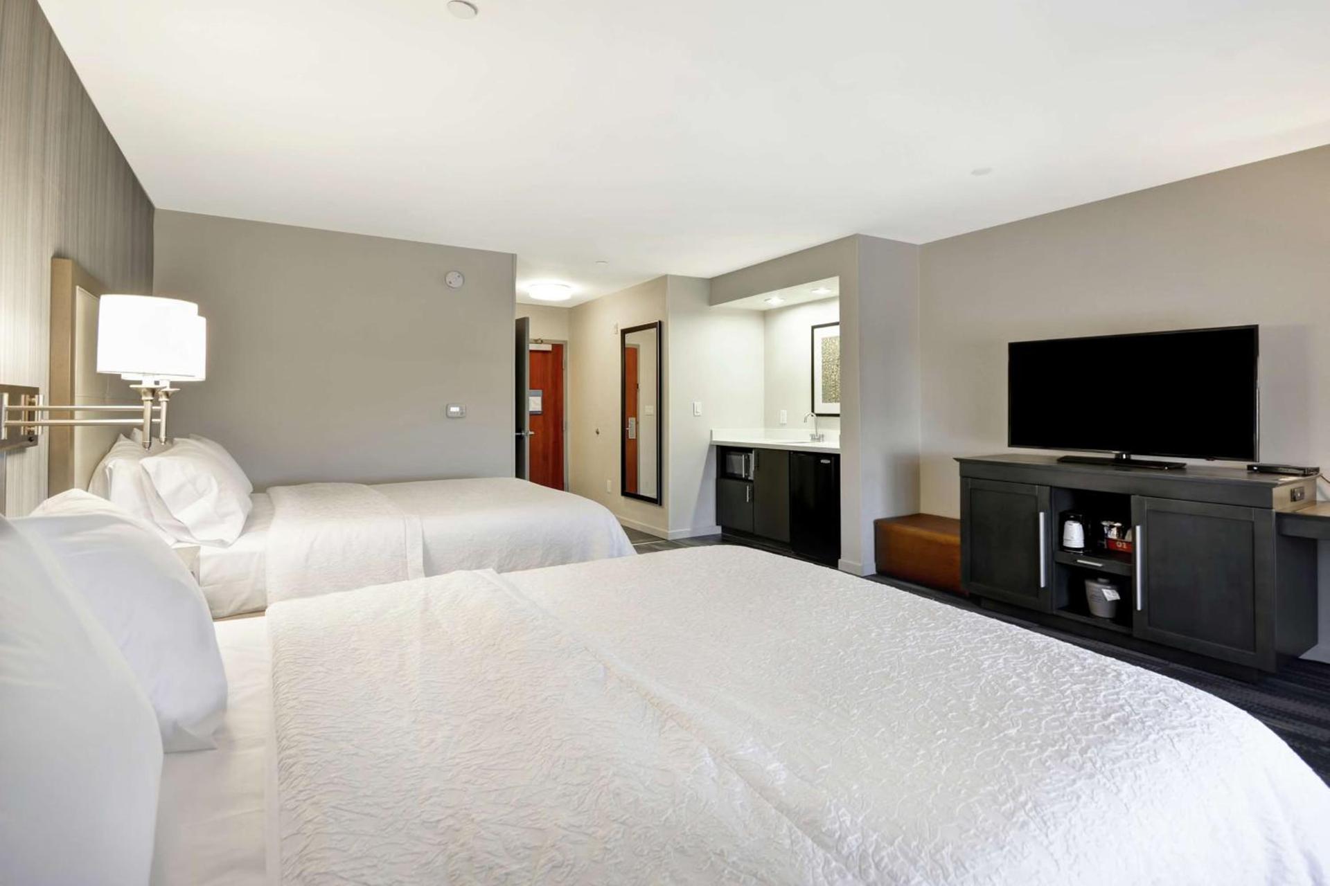 Hampton Inn & Suites Los Angeles Burbank Airport photo 32