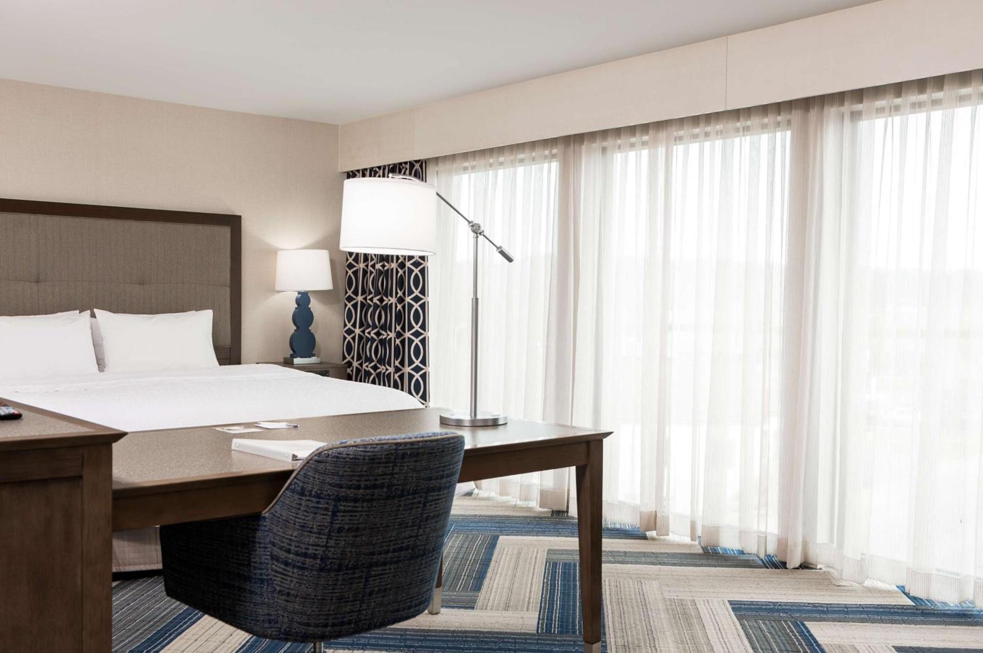 Hampton Inn and Suites La Crosse Downtown photo 32