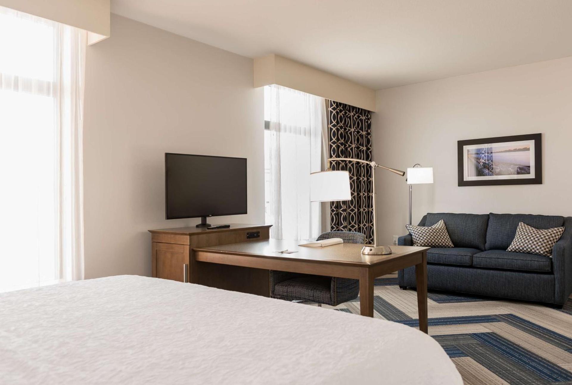 Hampton Inn and Suites La Crosse Downtown photo 34