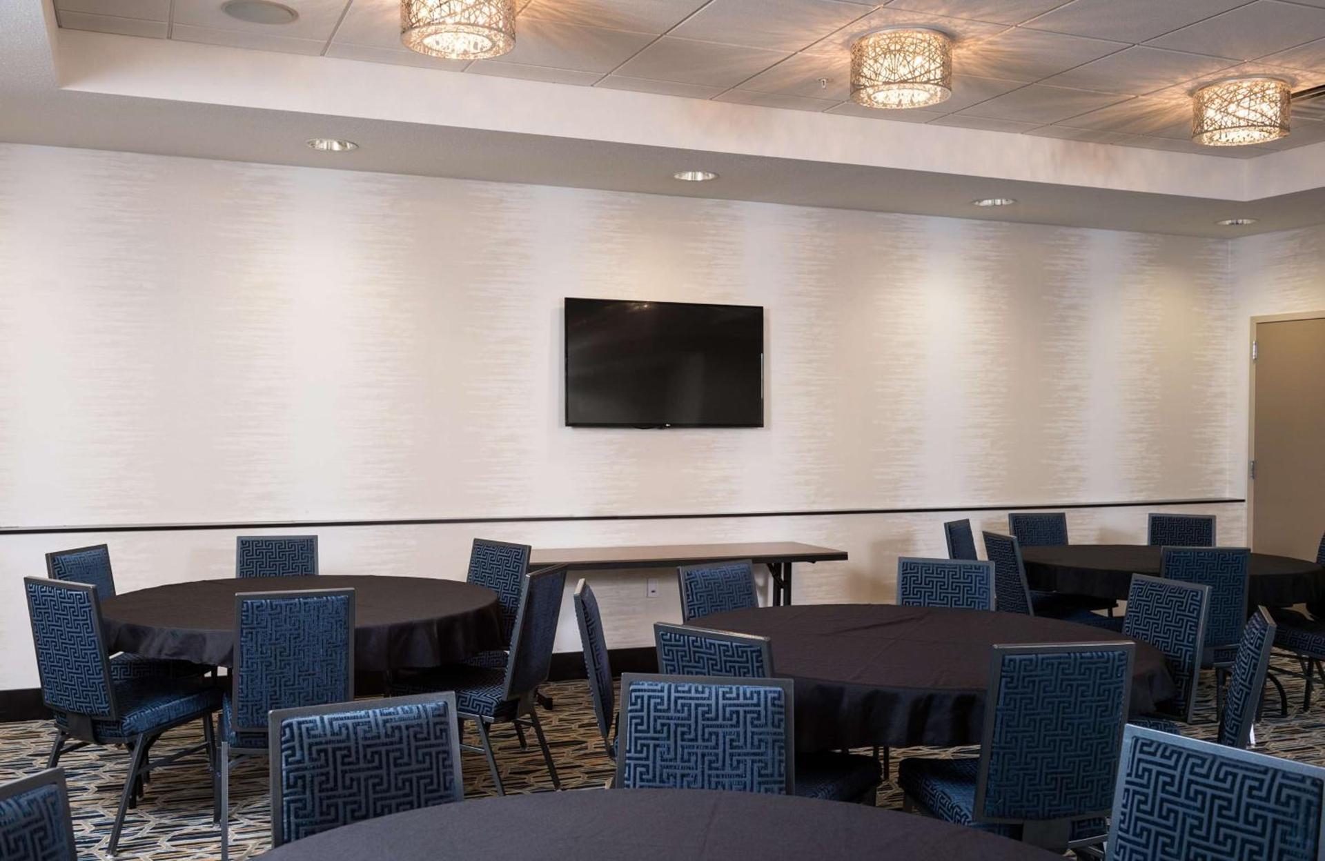 Hampton Inn and Suites La Crosse Downtown photo 42