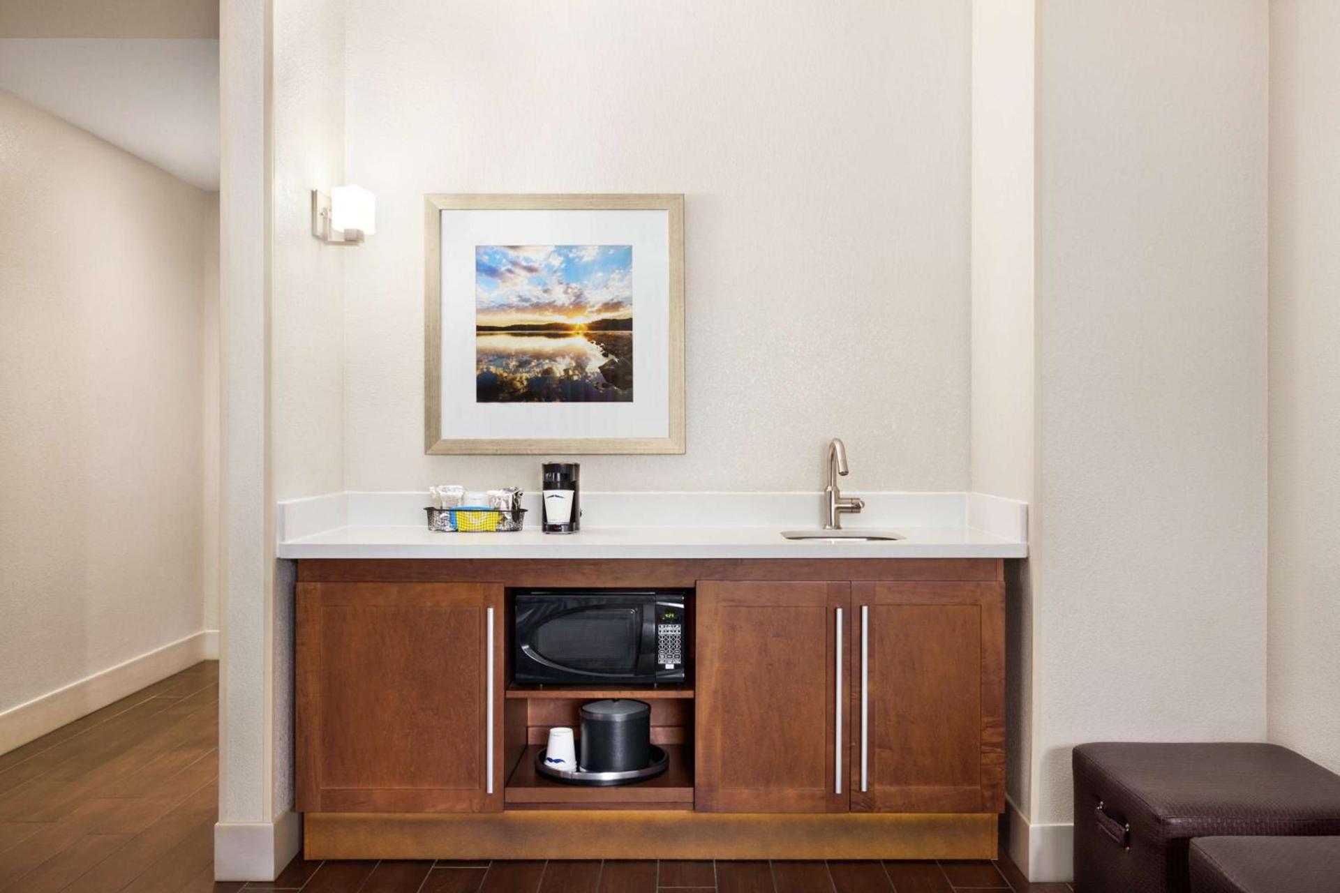 Hampton Inn Lawrence photo 29