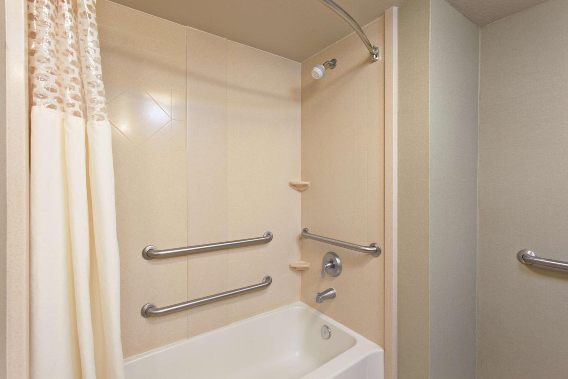 Hampton Inn and Suites Merced photo 16