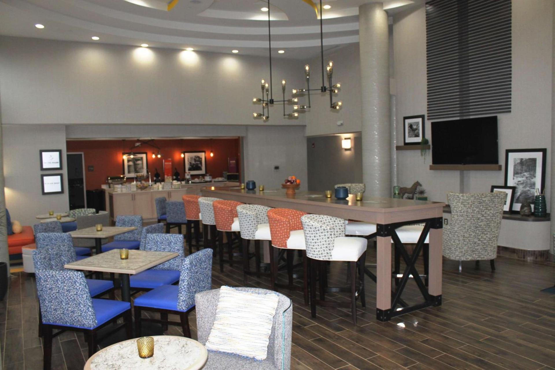 Hampton Inn Forsyth photo 10