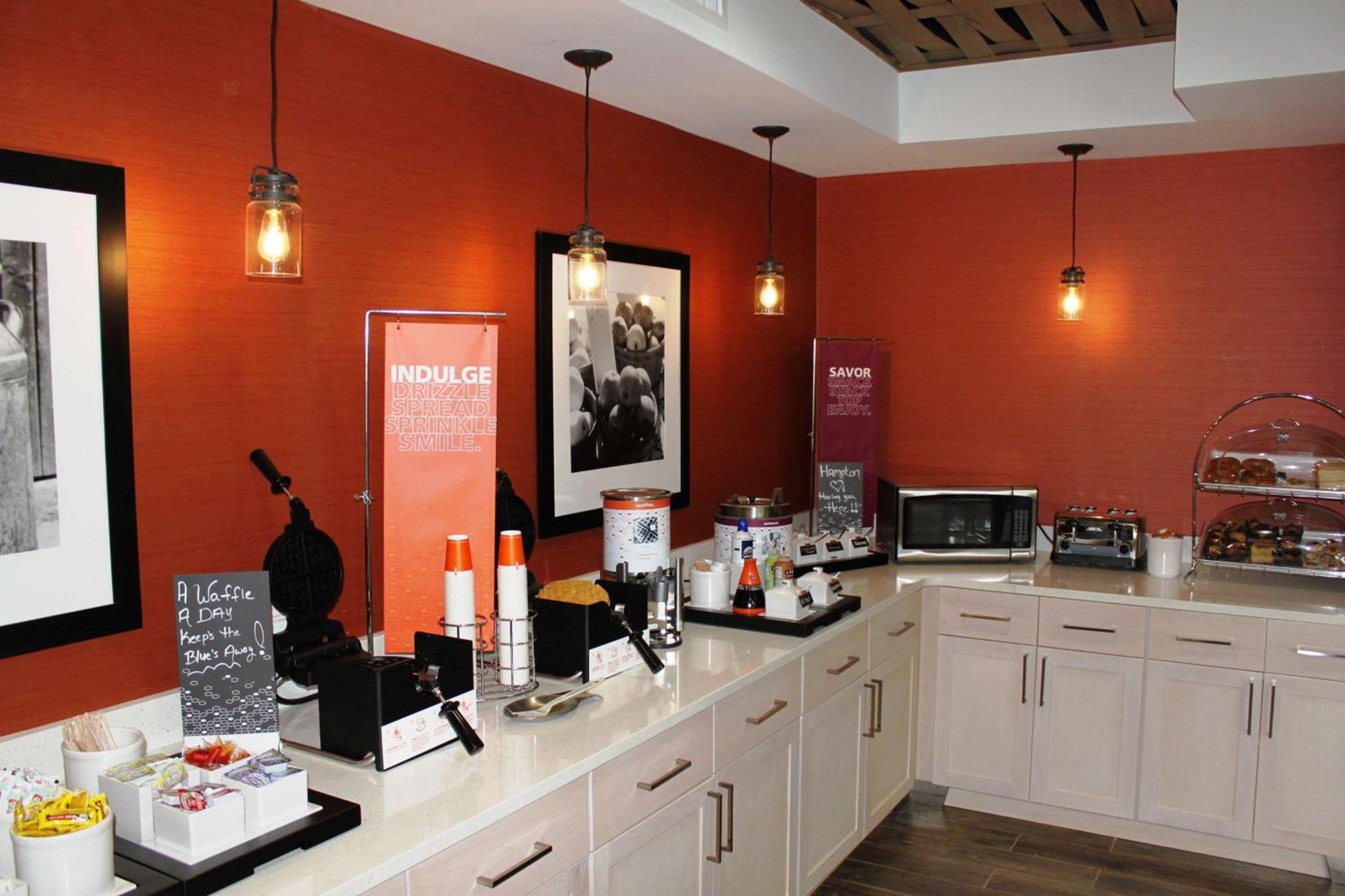 Hampton Inn Forsyth photo 11