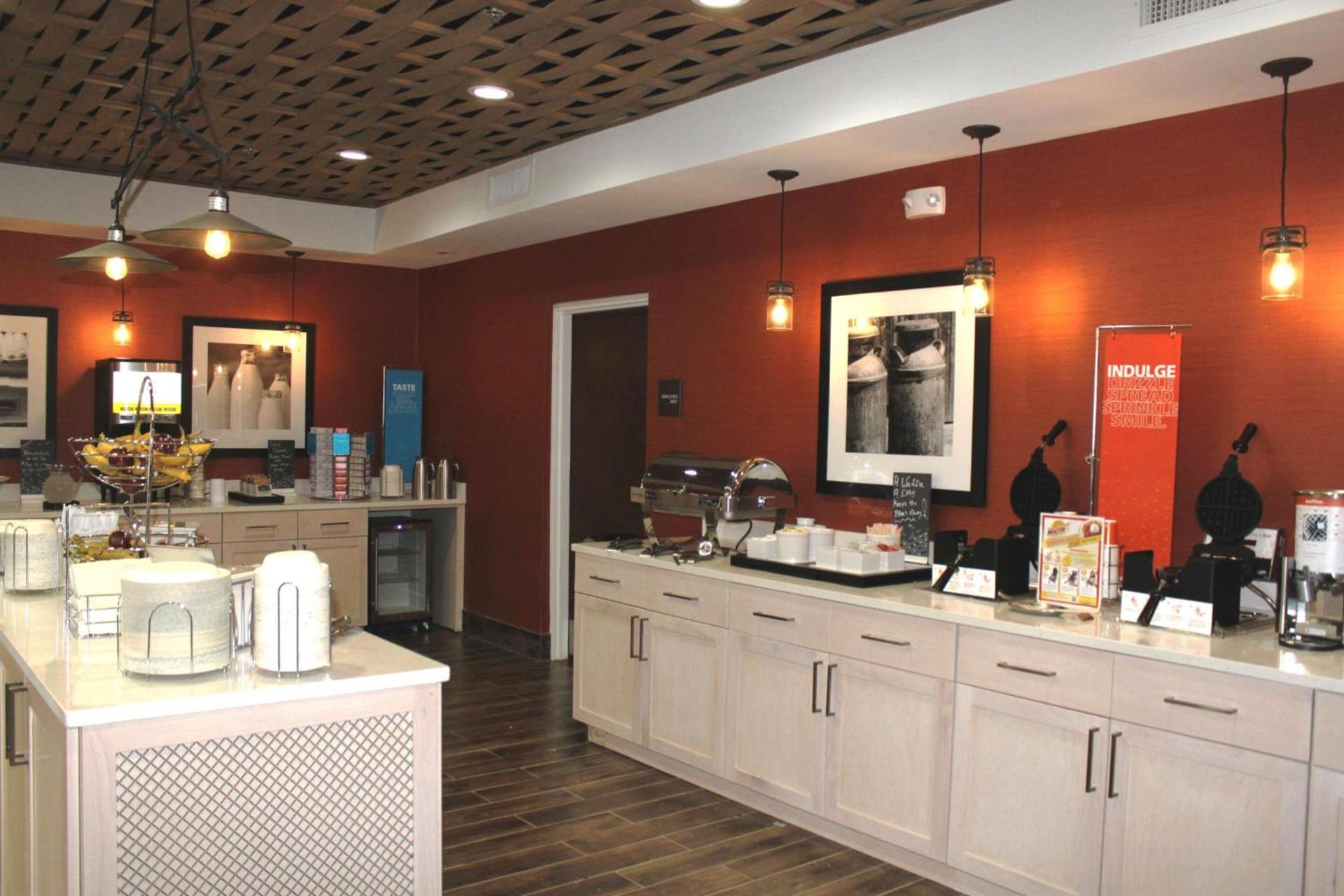 Hampton Inn Forsyth photo 12