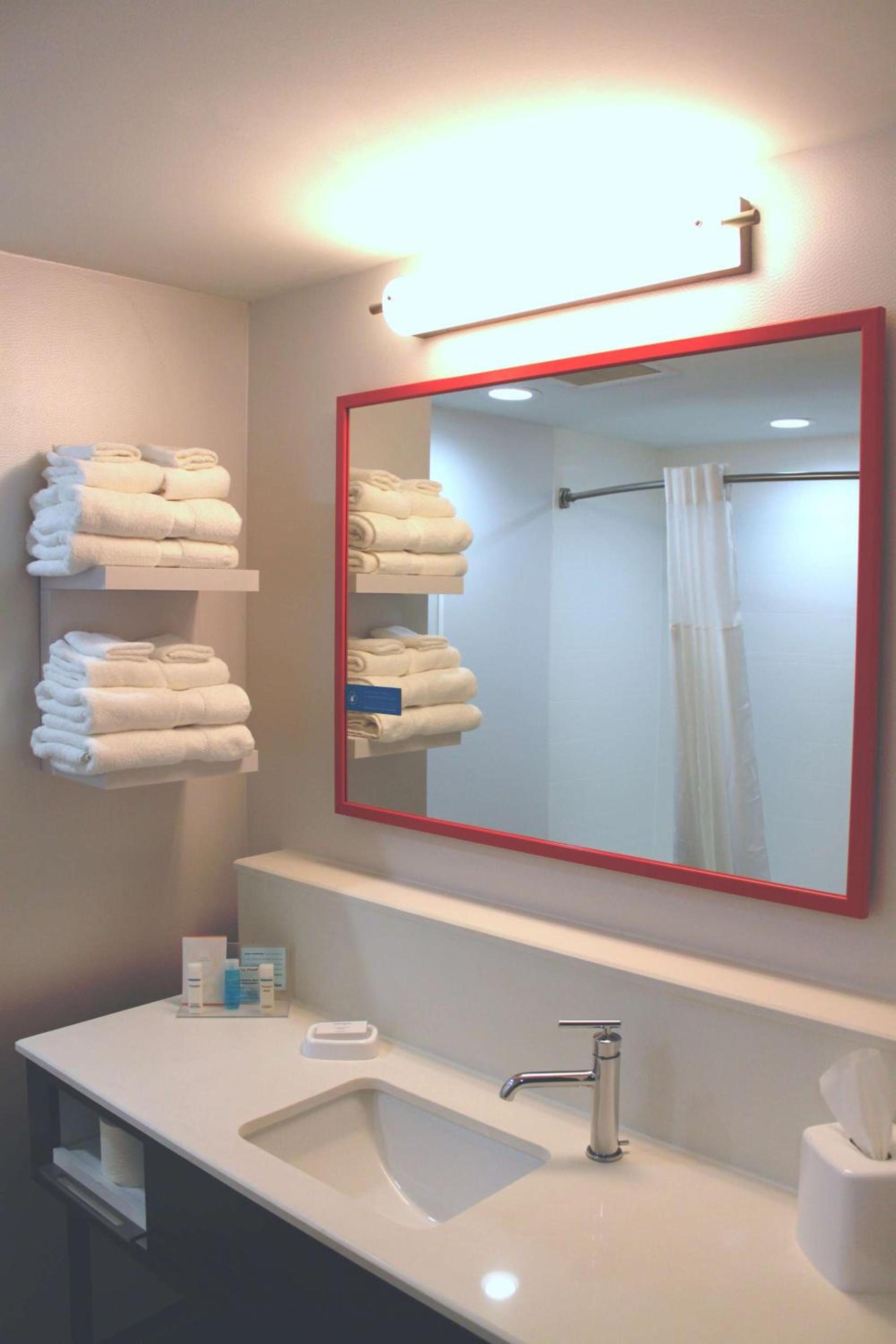 Hampton Inn Forsyth photo 31
