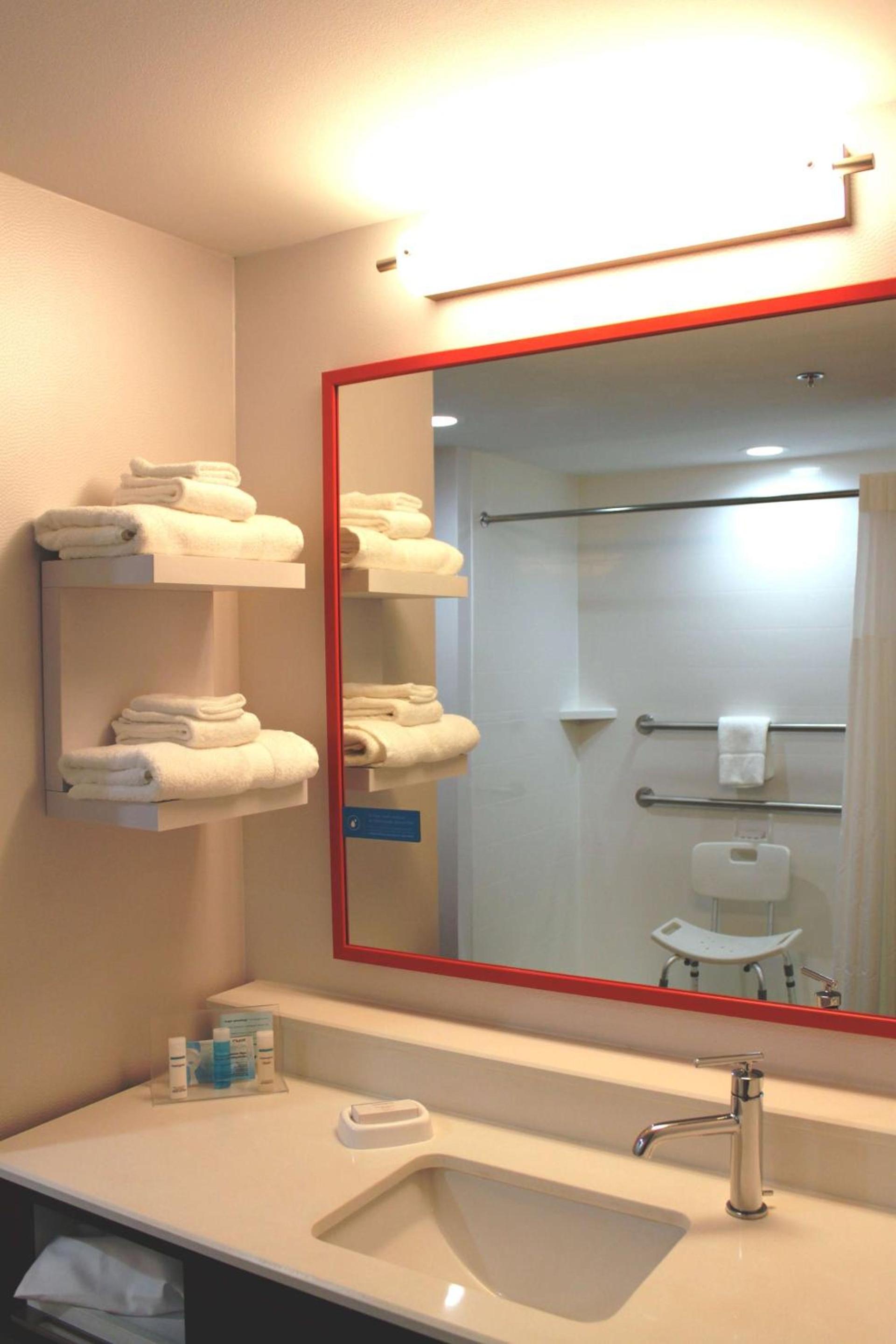 Hampton Inn Forsyth photo 35