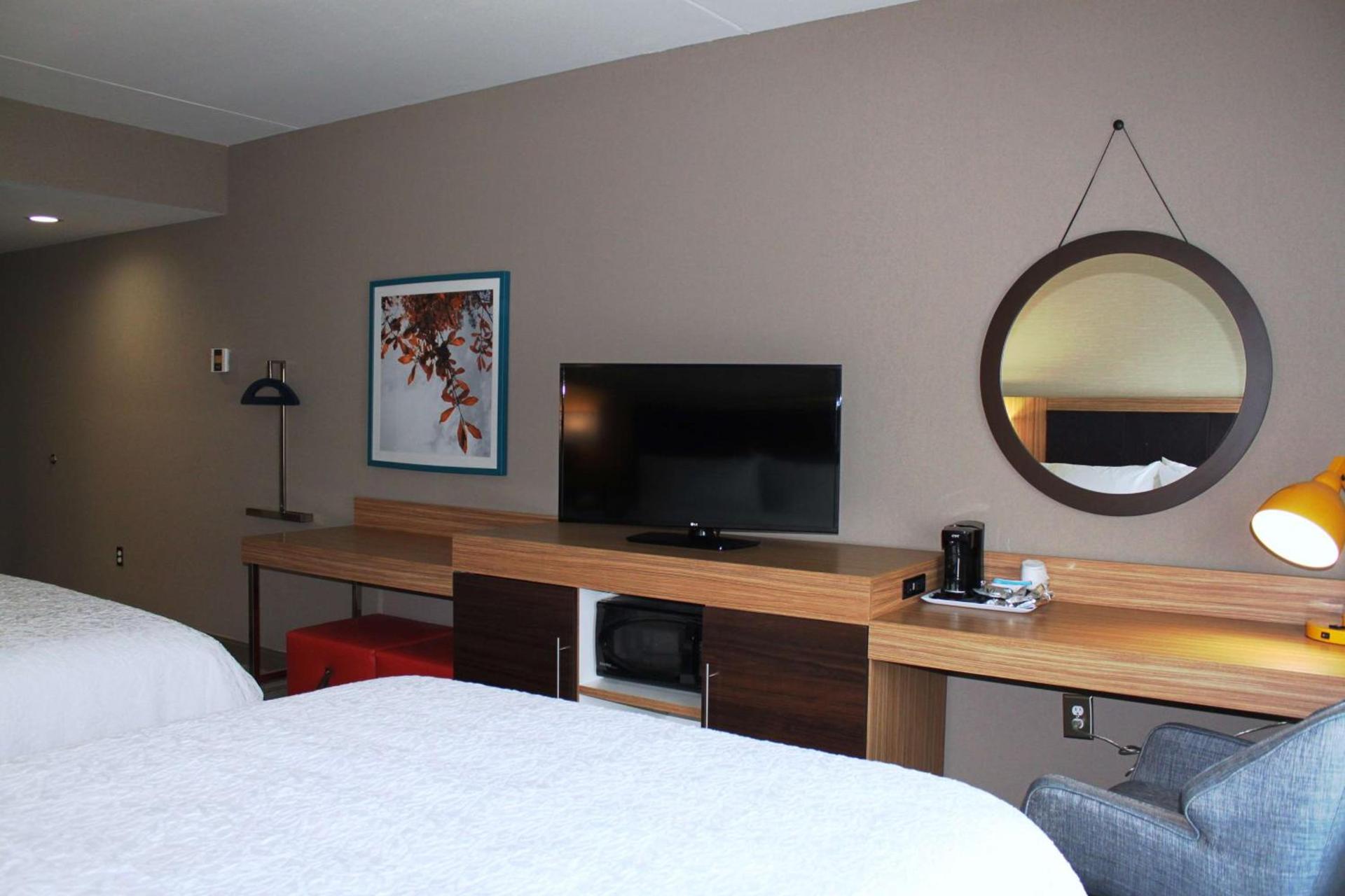Hampton Inn Forsyth photo 40