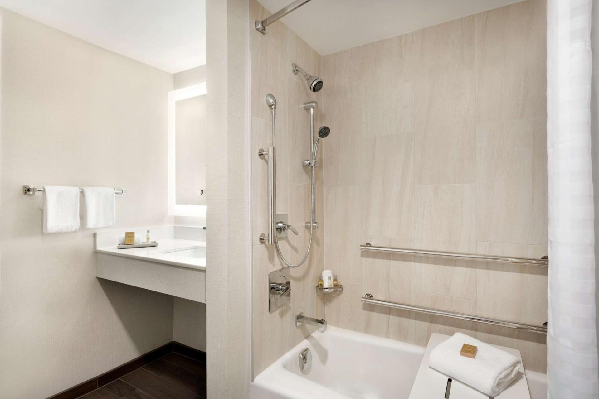 DoubleTree by Hilton McLean Tysons photo 24