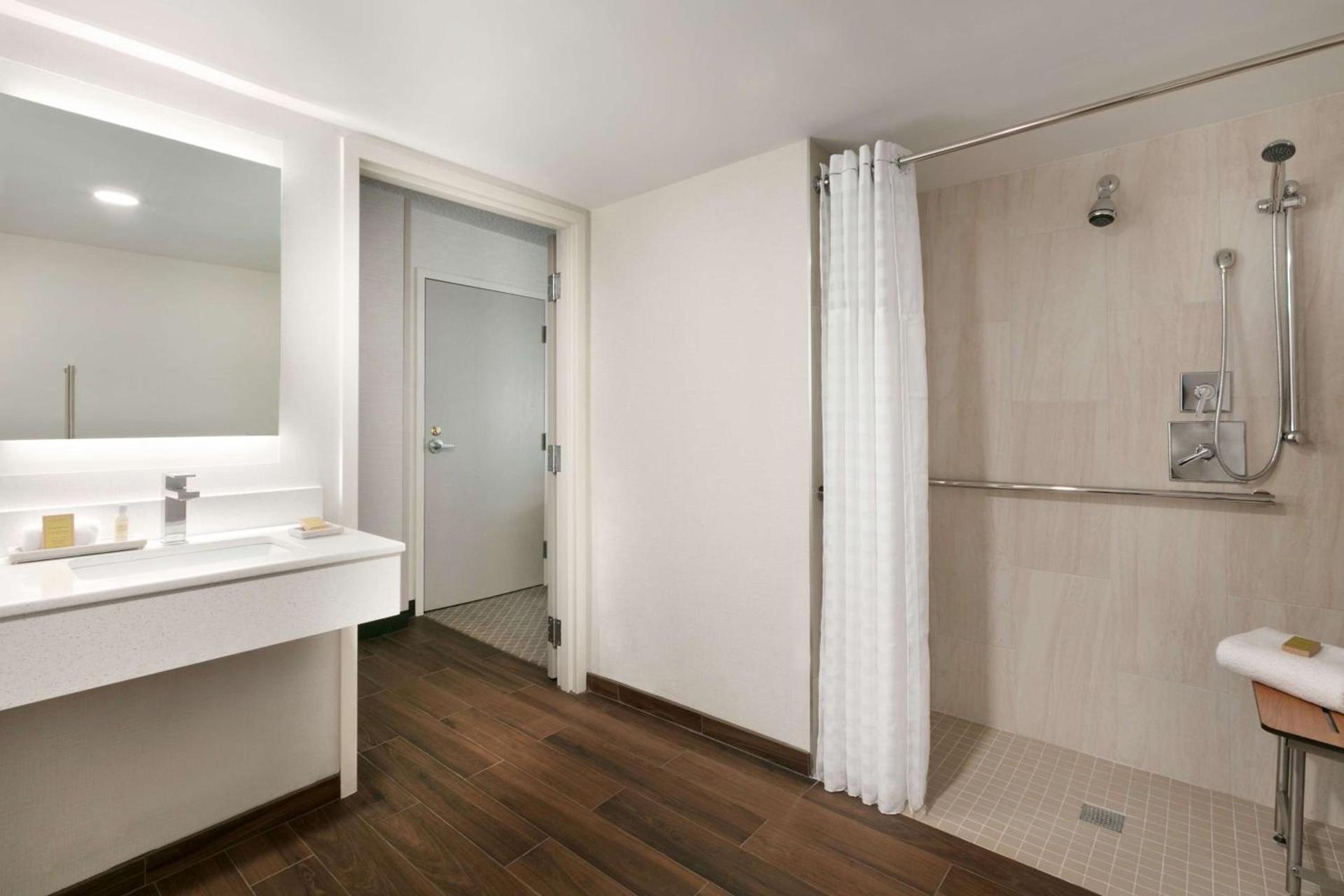 DoubleTree by Hilton McLean Tysons photo 25