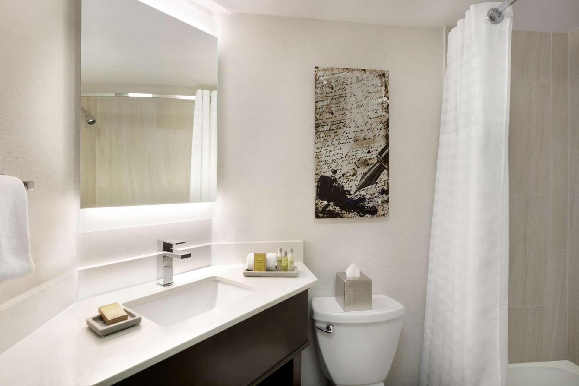 DoubleTree by Hilton McLean Tysons photo 30