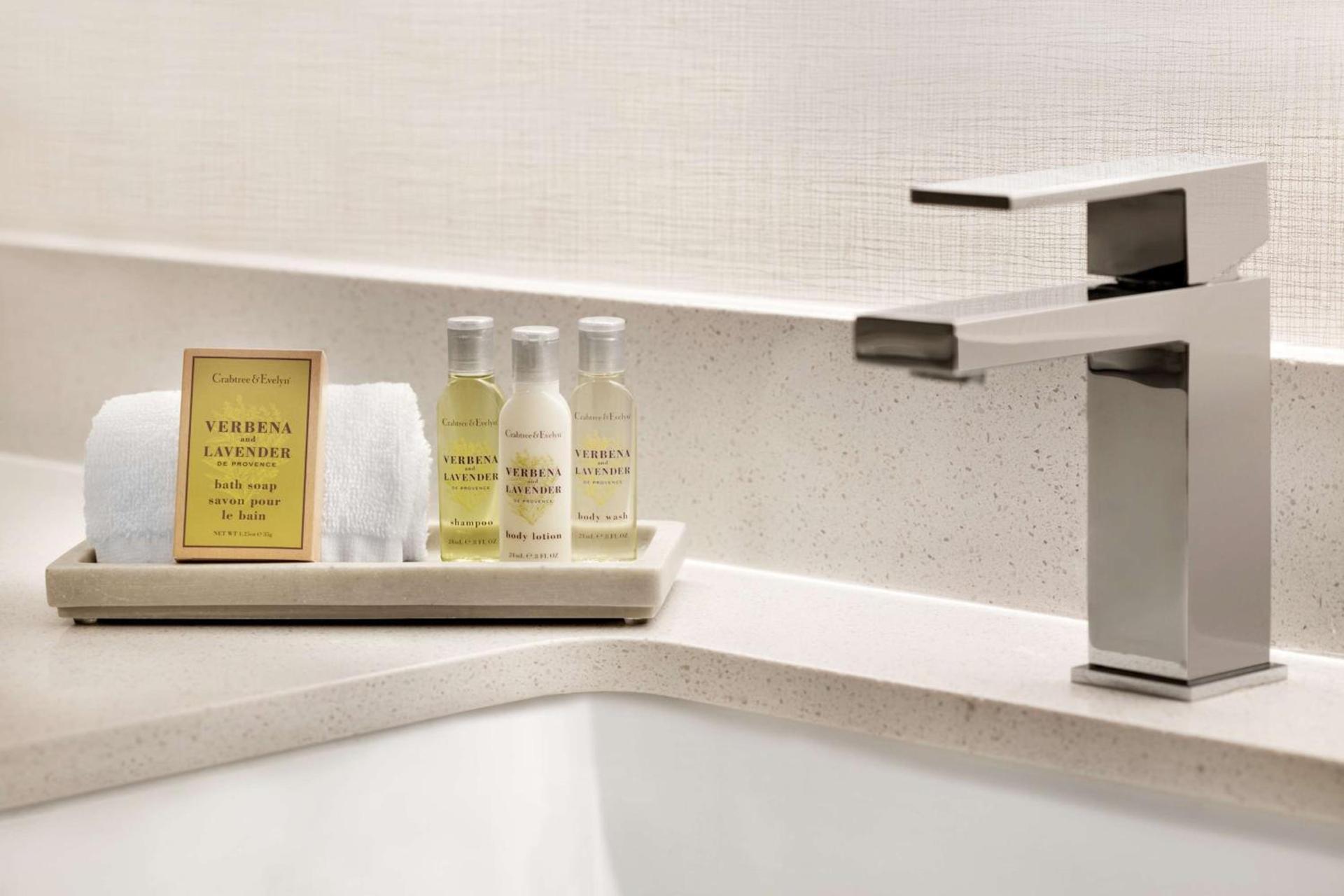 DoubleTree by Hilton McLean Tysons photo 33