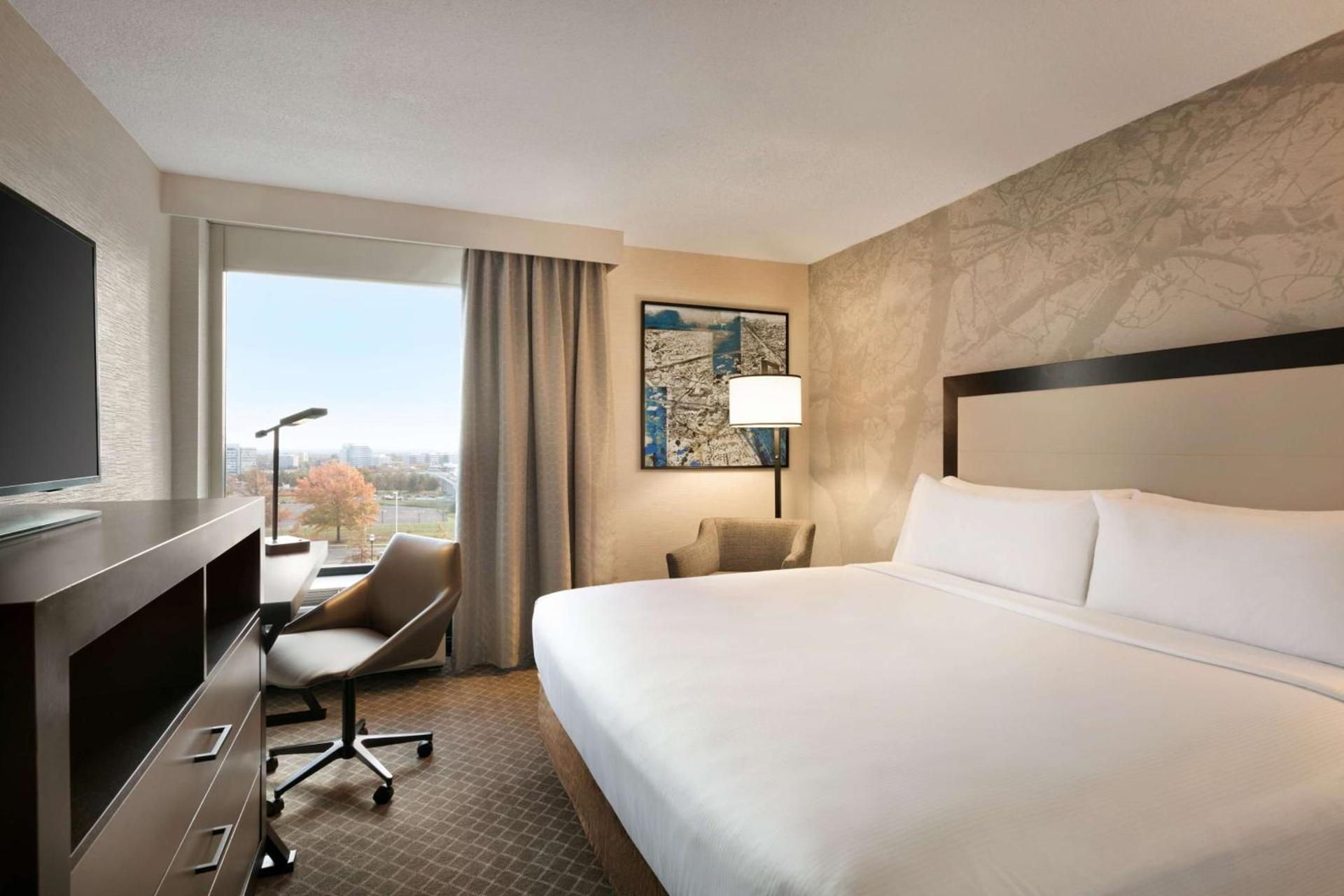 DoubleTree by Hilton McLean Tysons photo 35
