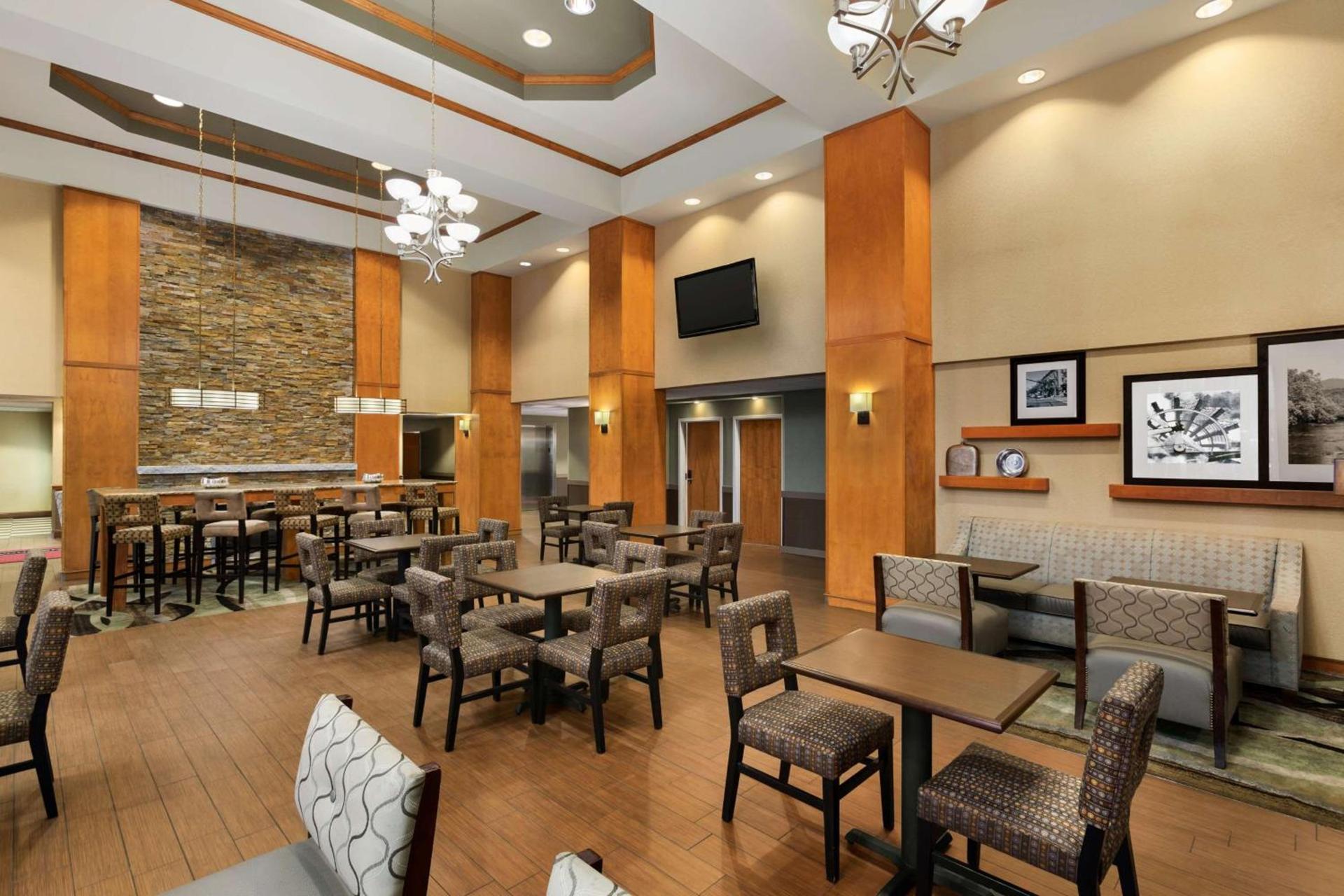 Hampton Inn & Suites by Hilton Manchester Bedford photo 5