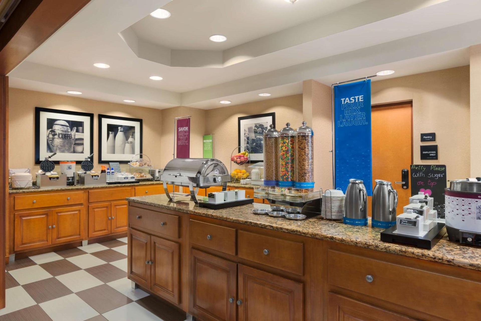 Hampton Inn & Suites by Hilton Manchester Bedford photo 8