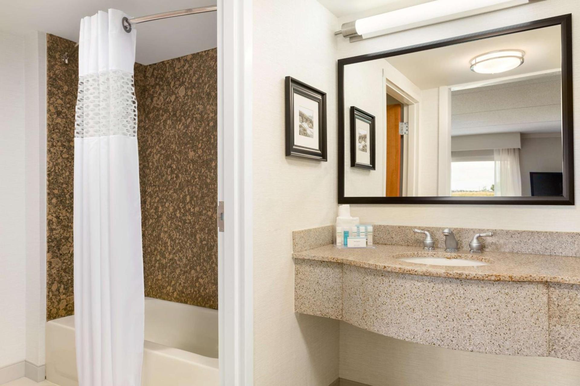 Hampton Inn & Suites by Hilton Manchester Bedford photo 15
