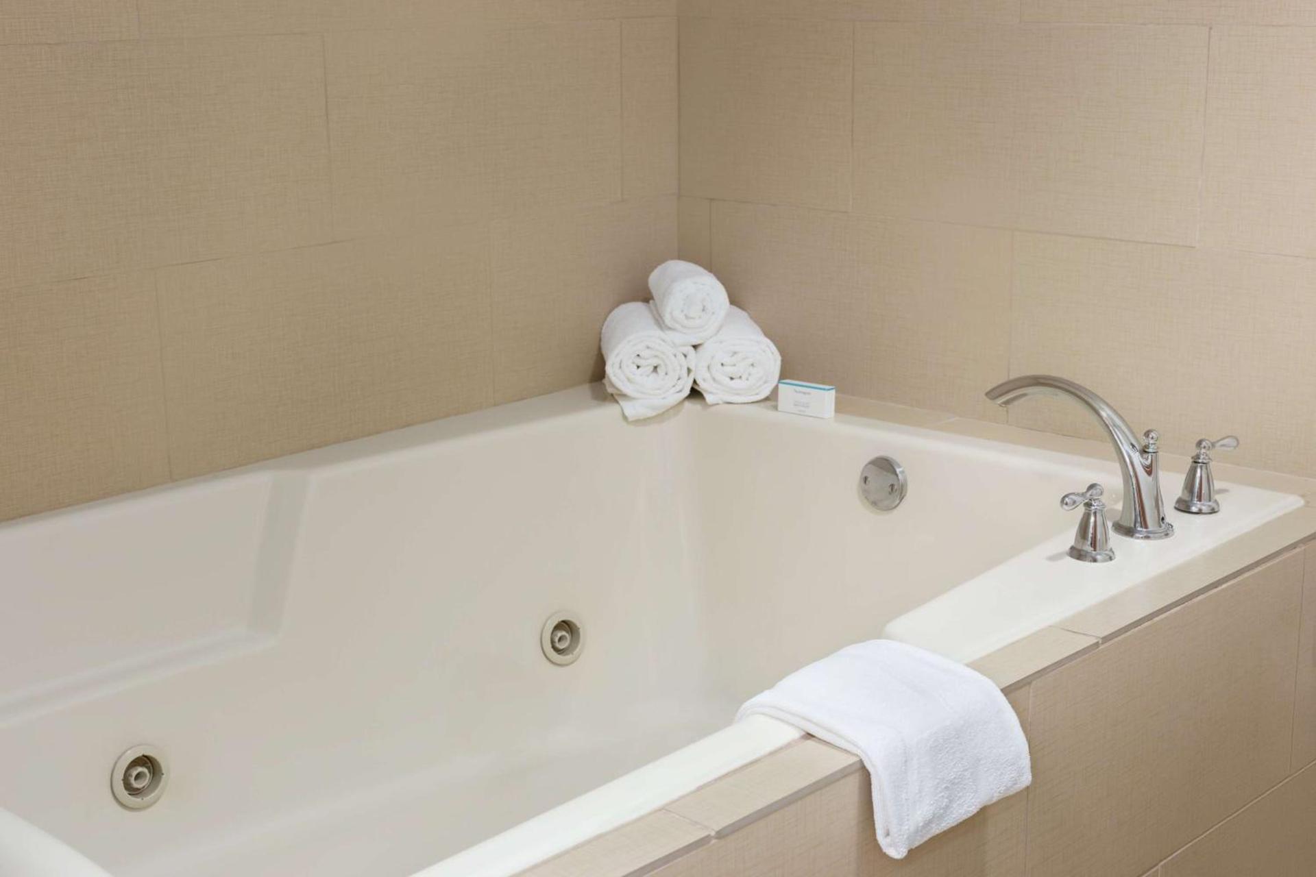 Hampton Inn & Suites by Hilton Manchester Bedford photo 16