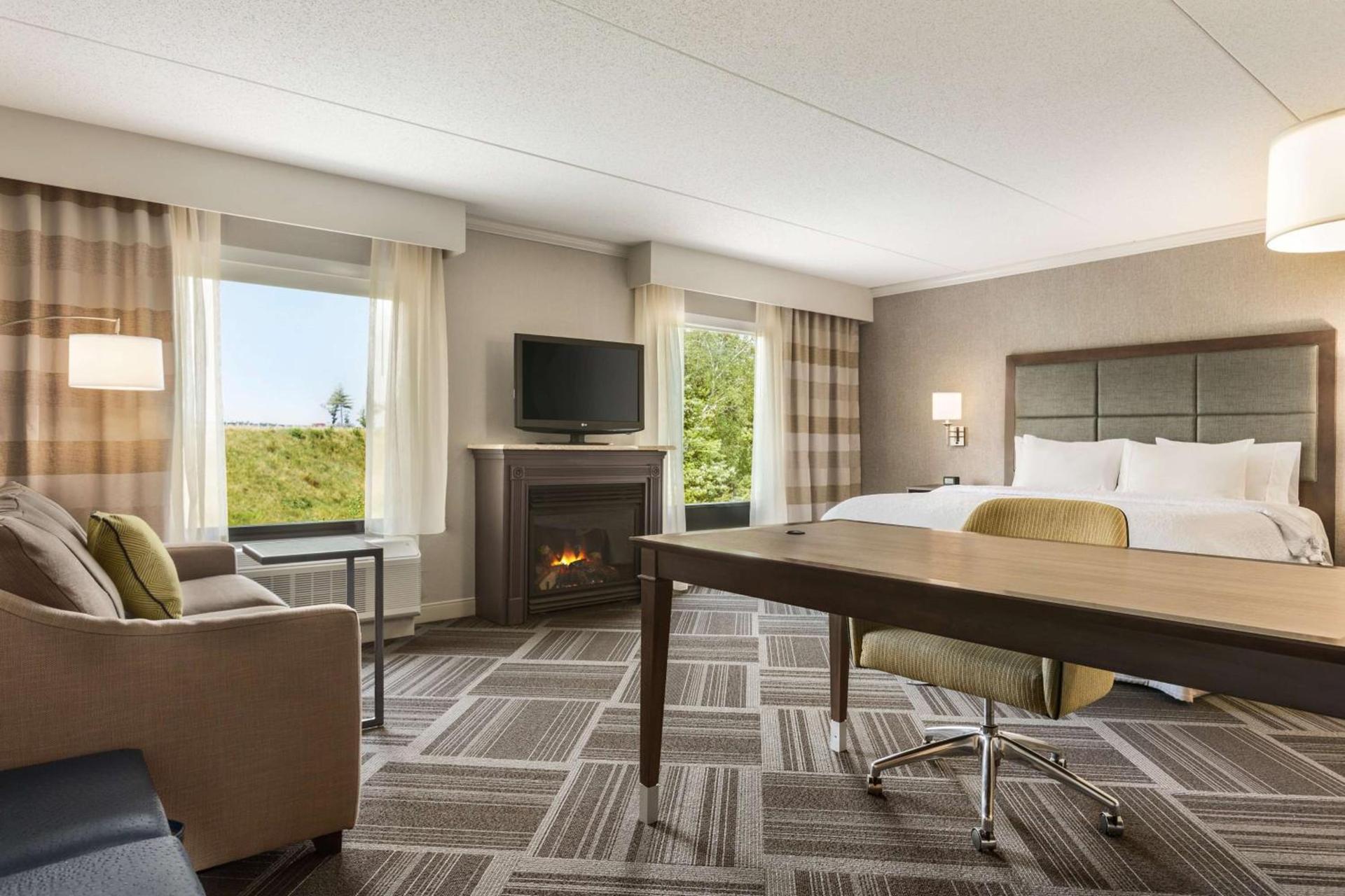 Hampton Inn & Suites by Hilton Manchester Bedford photo 21