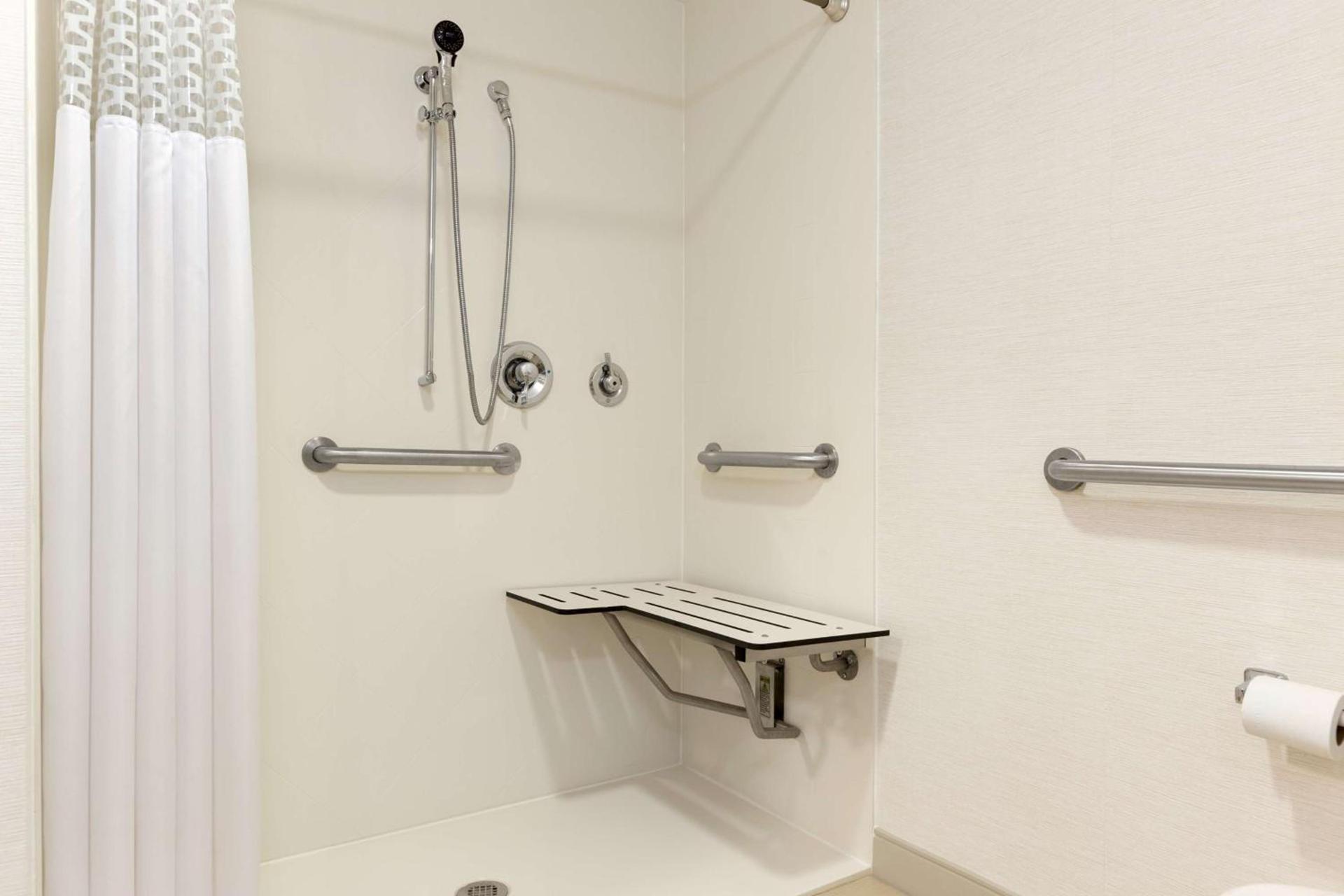 Hampton Inn & Suites by Hilton Manchester Bedford photo 22