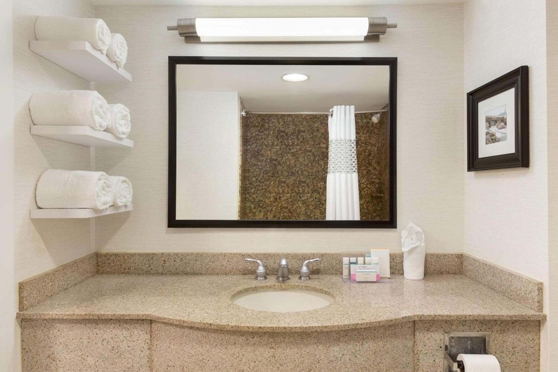 Hampton Inn & Suites by Hilton Manchester Bedford photo 23
