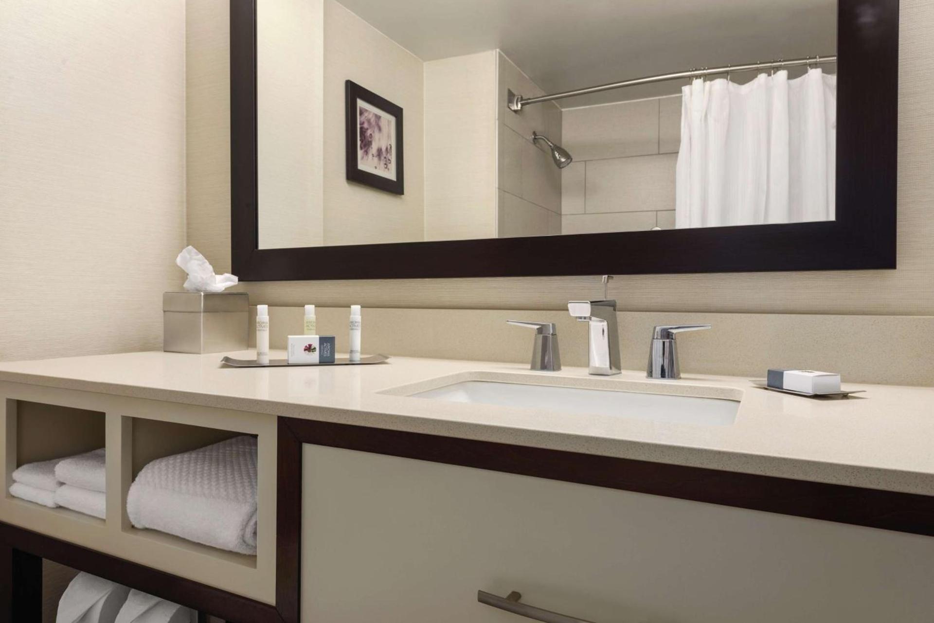 DoubleTree by Hilton Milwaukee/Brookfield photo 14