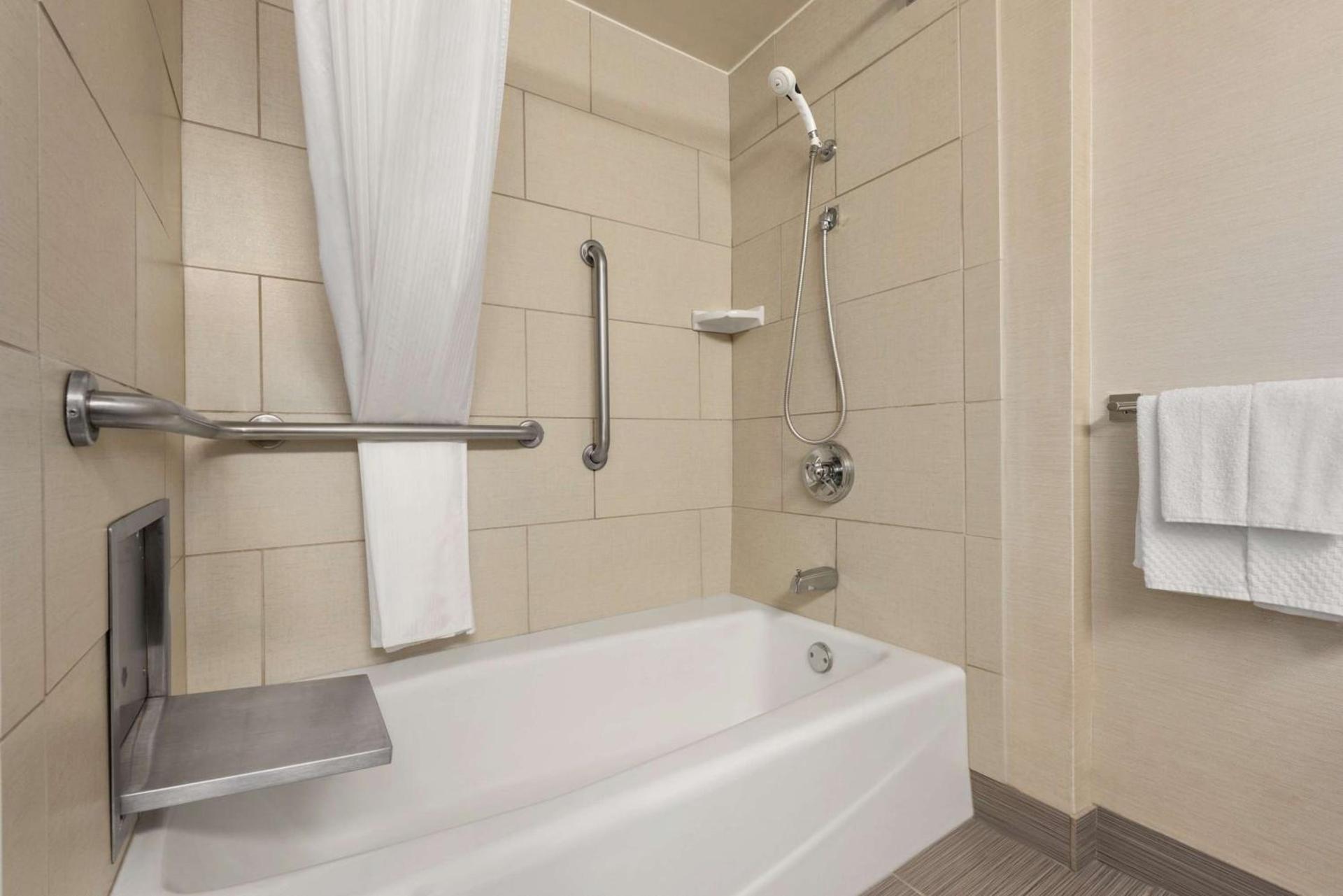 DoubleTree by Hilton Milwaukee/Brookfield photo 28