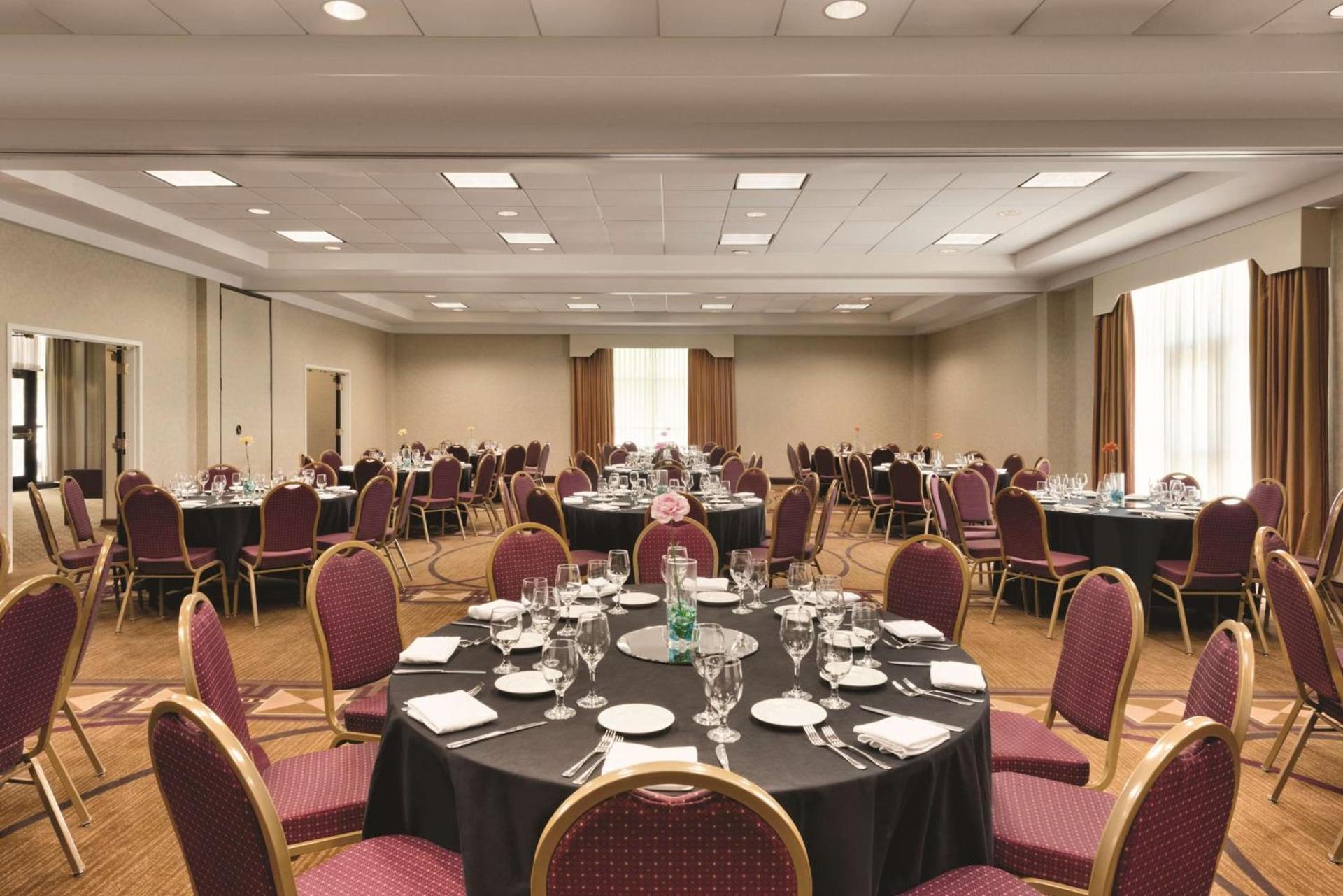 DoubleTree by Hilton Milwaukee/Brookfield photo 35