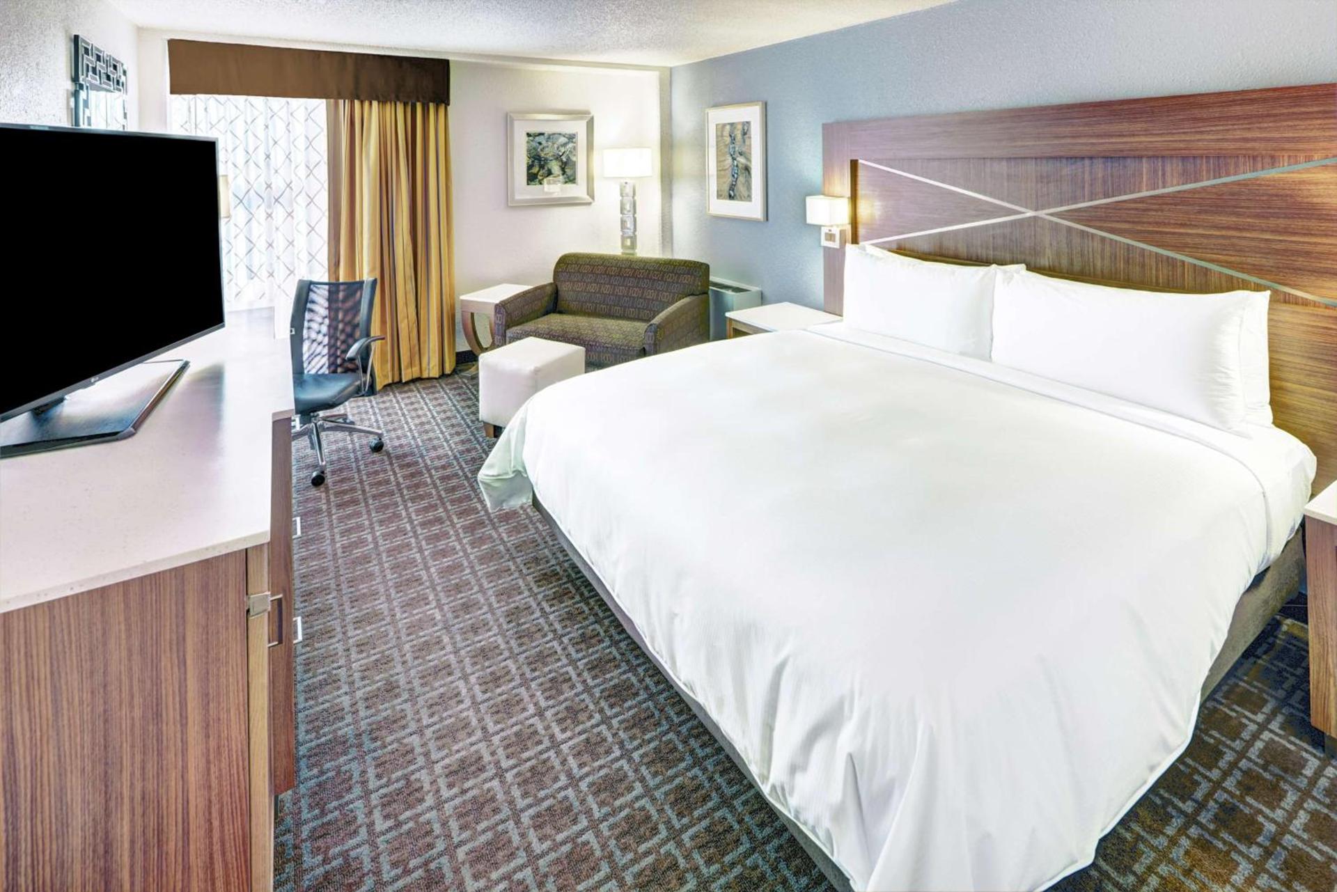 DoubleTree by Hilton Milwaukee Downtown photo 8