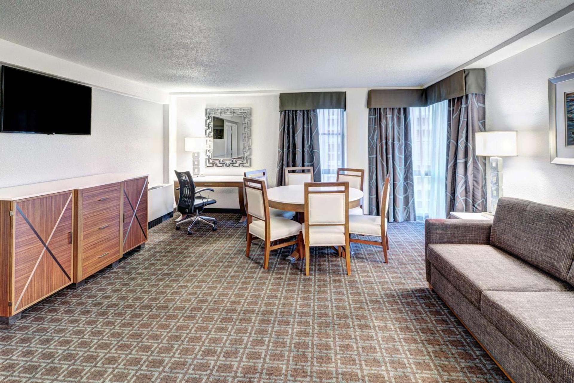 DoubleTree by Hilton Milwaukee Downtown photo 17