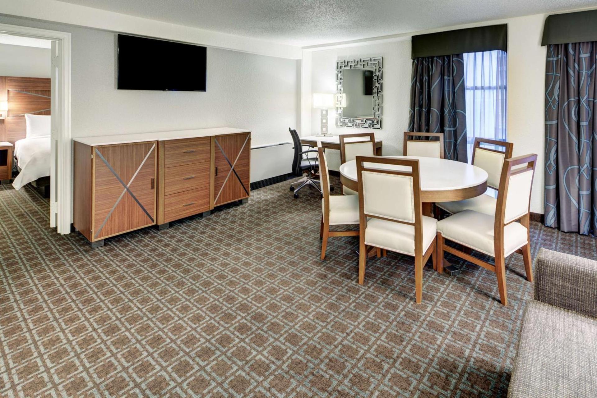 DoubleTree by Hilton Milwaukee Downtown photo 21