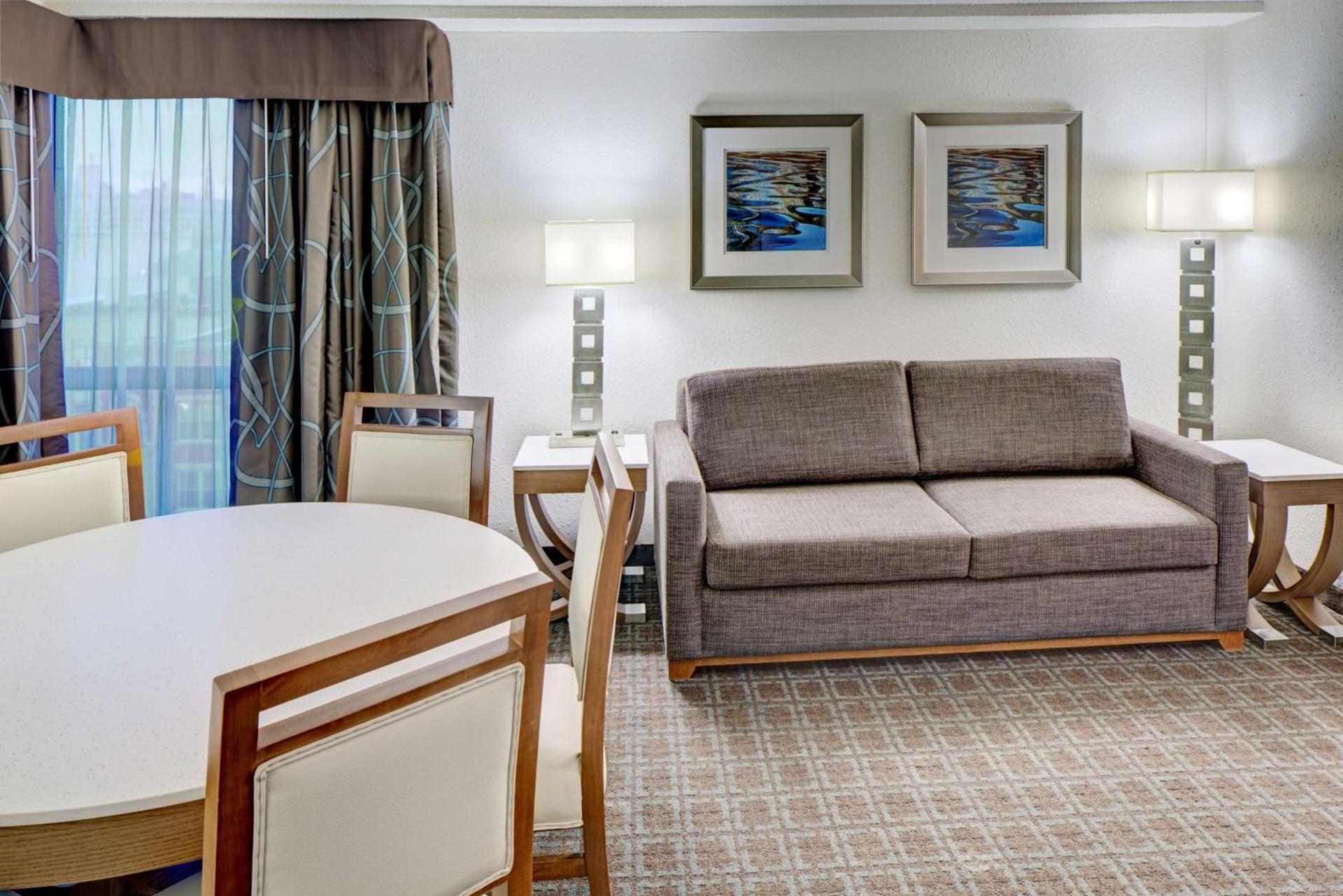 DoubleTree by Hilton Milwaukee Downtown photo 24