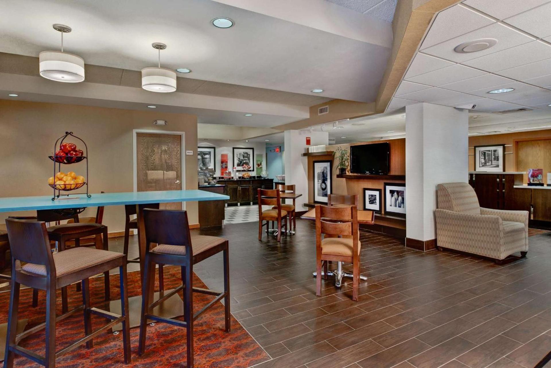 Hampton Inn Milwaukee Northwest photo 5