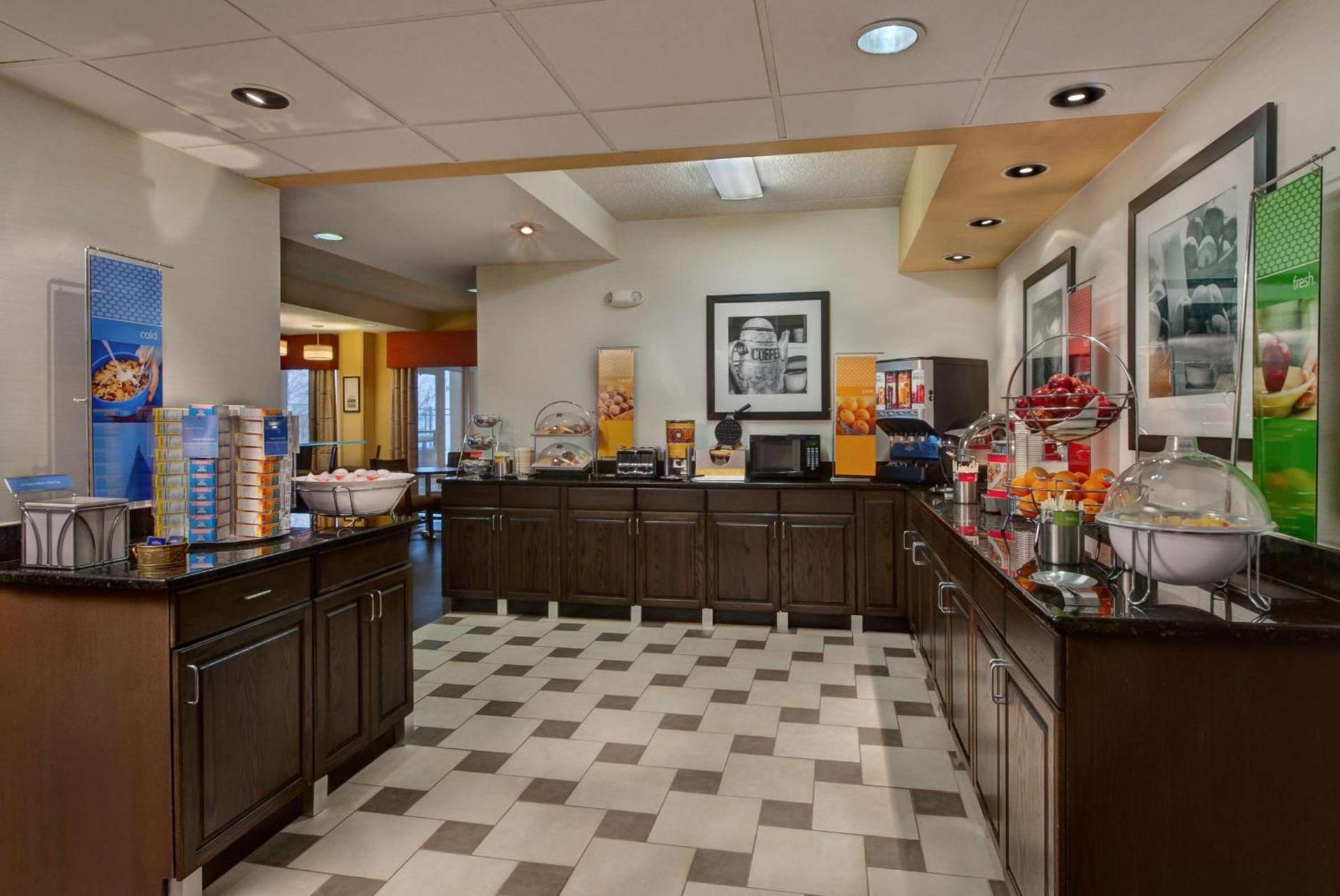 Hampton Inn Milwaukee Northwest photo 8