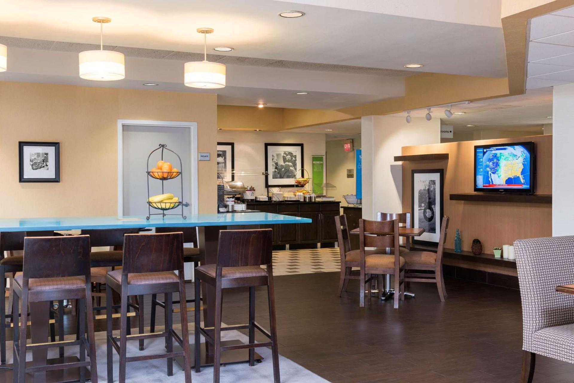 Hampton Inn Milwaukee Northwest photo 7