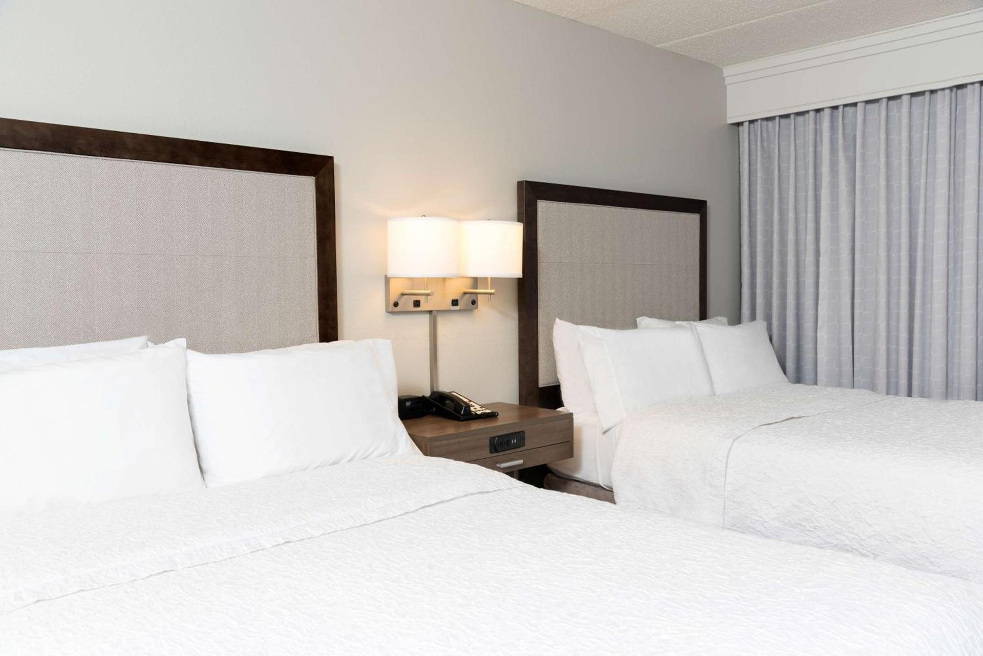 Hampton Inn Milwaukee Northwest photo 10