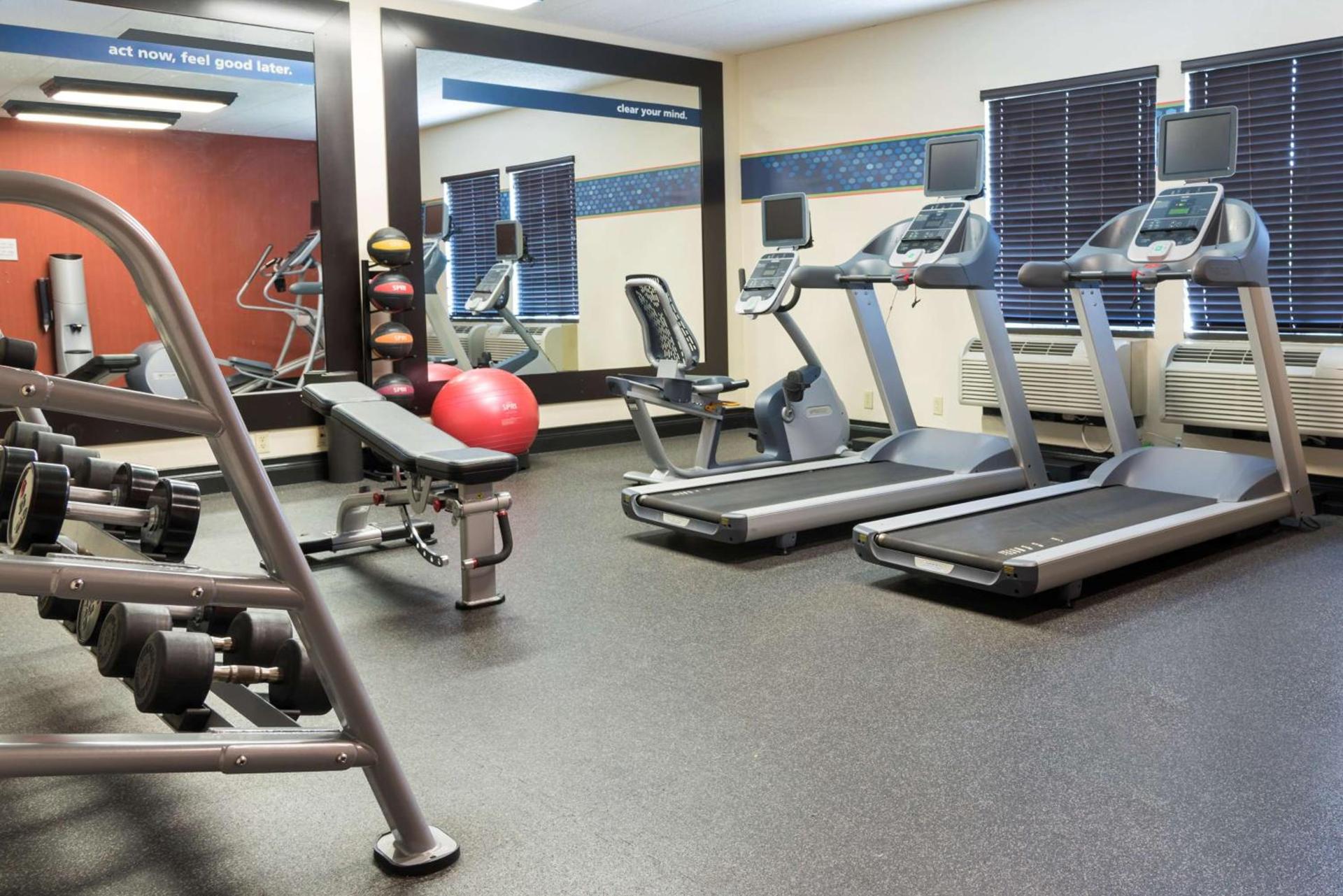 Hampton Inn Milwaukee Northwest photo 9