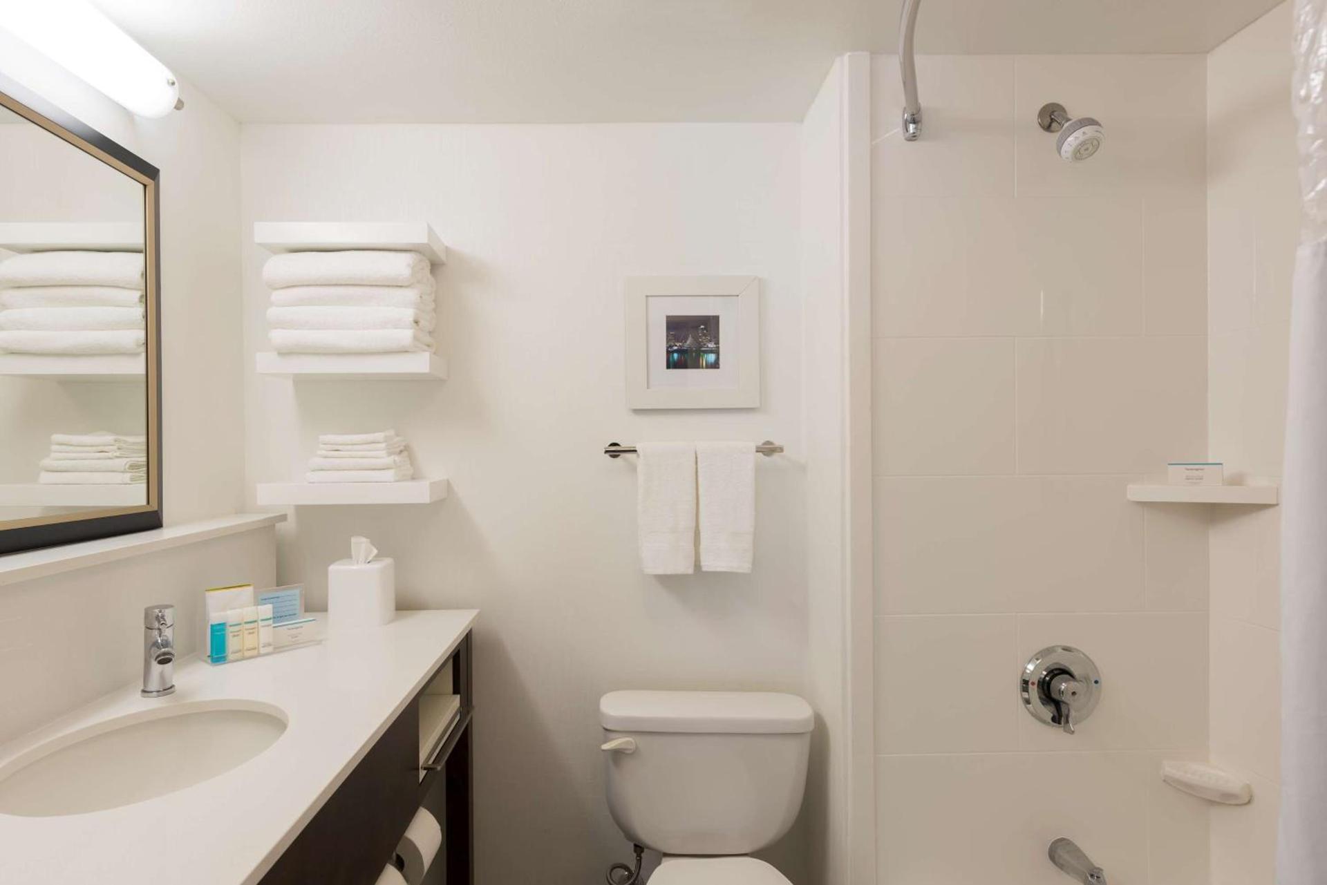 Hampton Inn Milwaukee Northwest photo 11