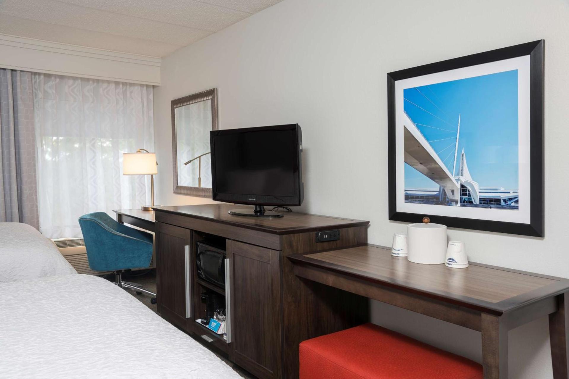 Hampton Inn Milwaukee Northwest photo 12