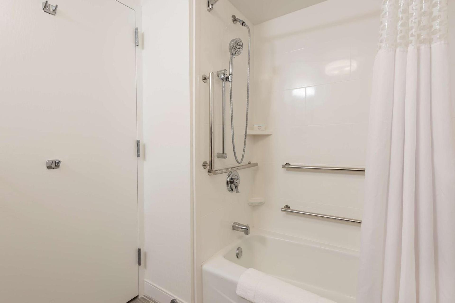 Hampton Inn Milwaukee Northwest photo 13