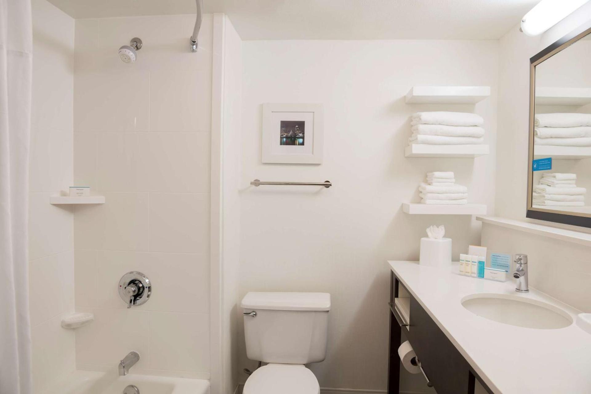 Hampton Inn Milwaukee Northwest photo 18