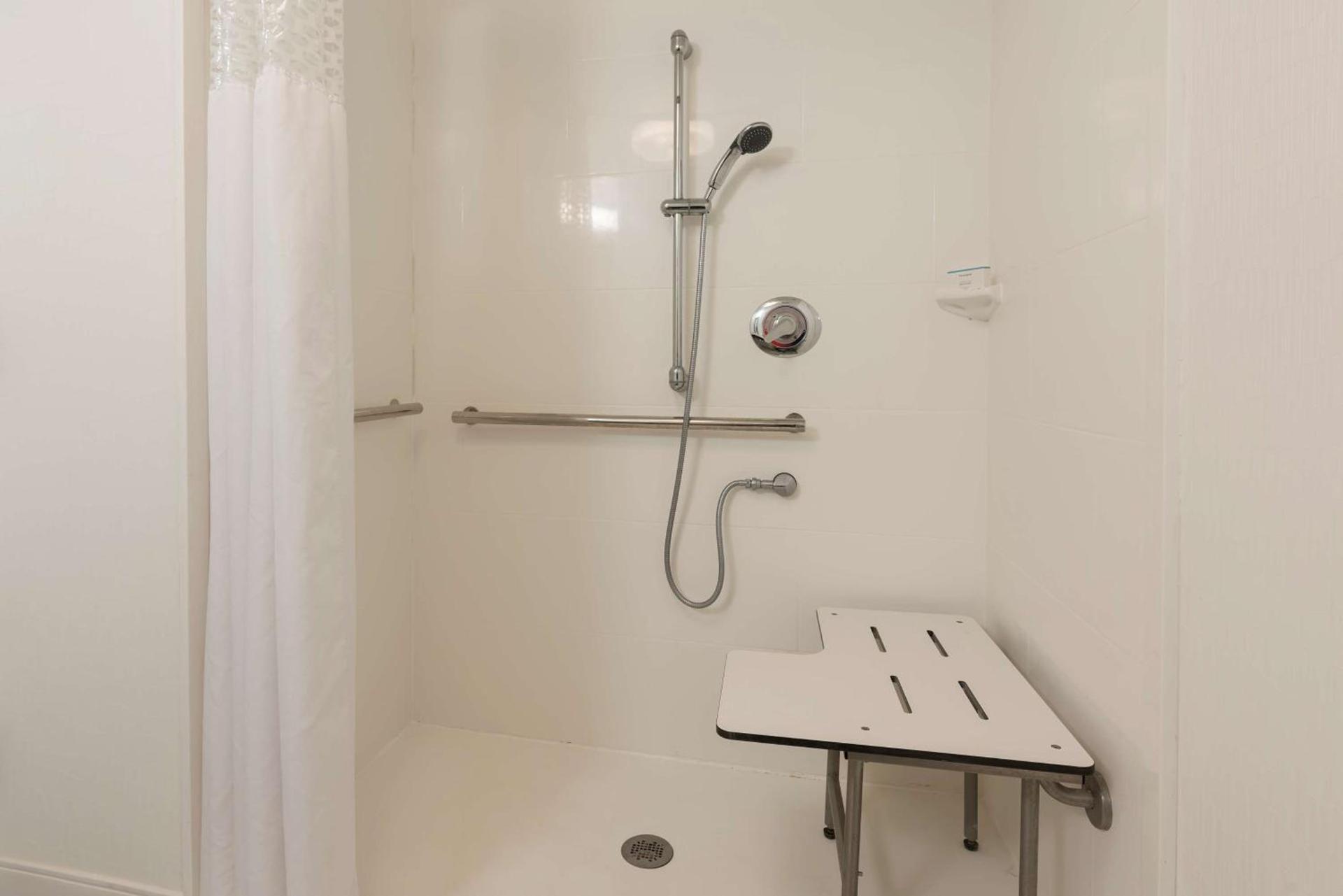 Hampton Inn Milwaukee Northwest photo 19