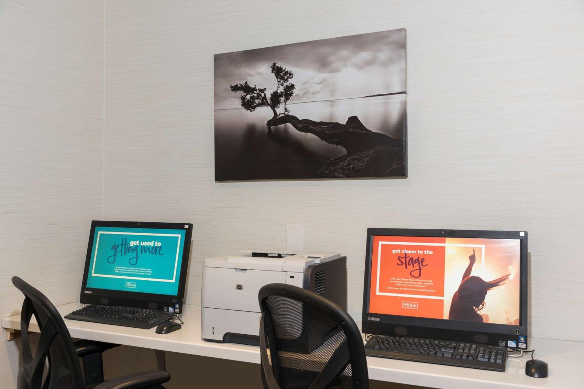 Hampton Inn Milwaukee Northwest photo 21