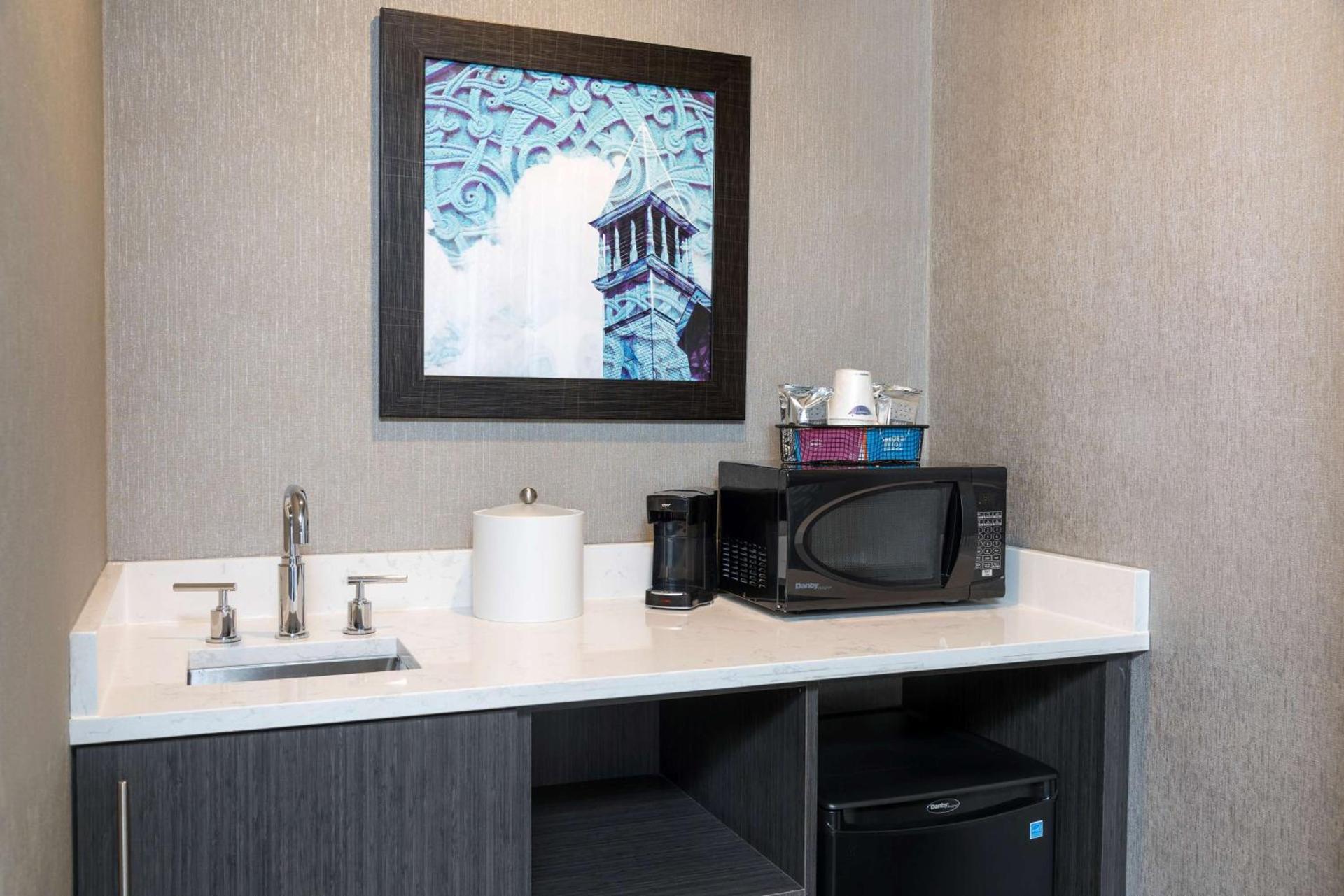 Hampton Inn Midland photo 37