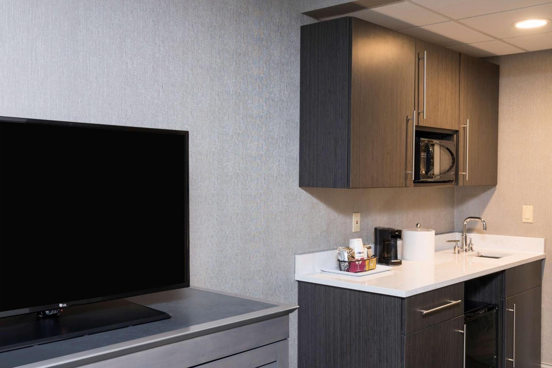 Hampton Inn Midland photo 38