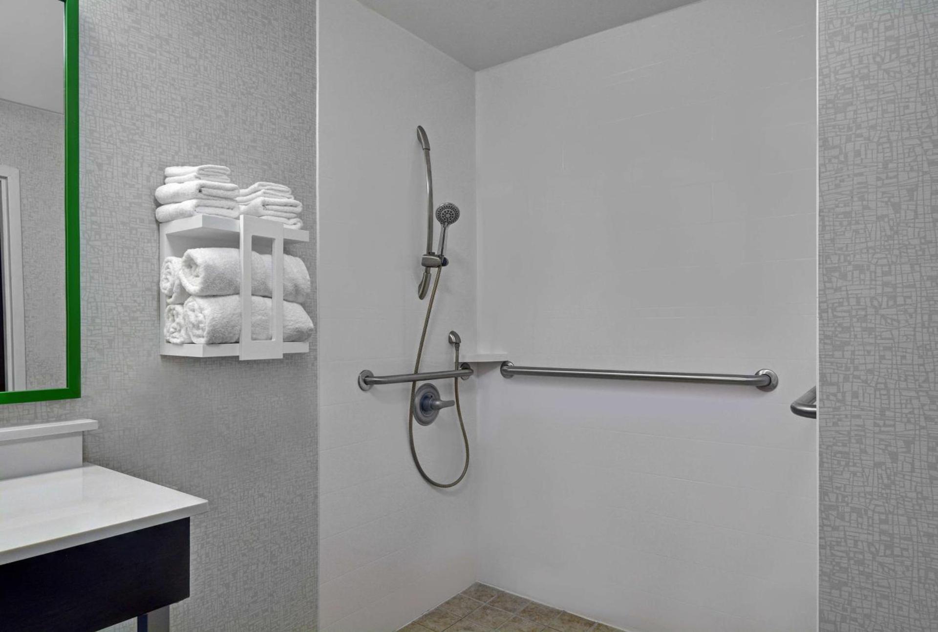 Hampton Inn Charlotte Monroe photo 40