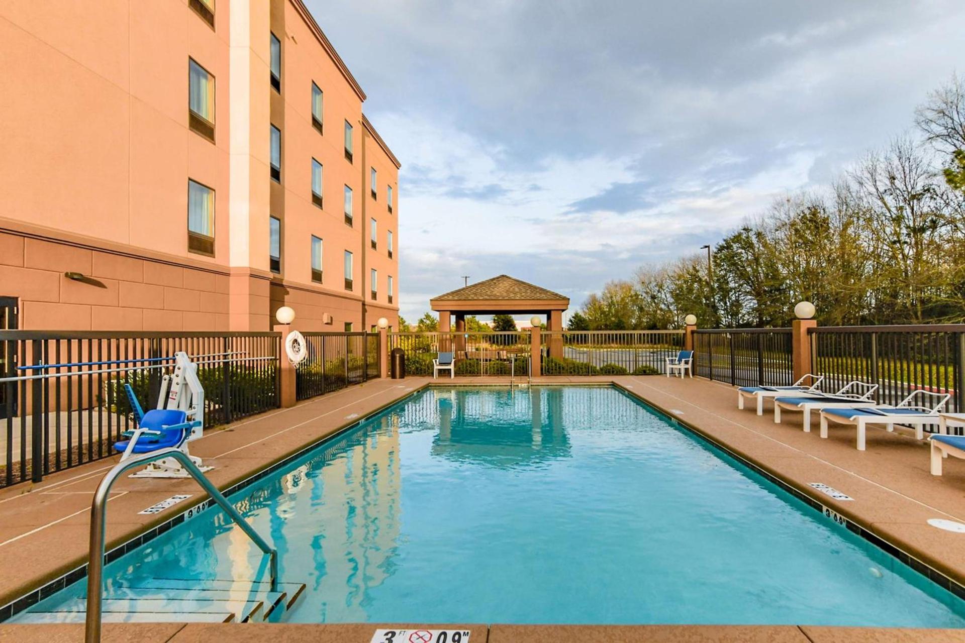 Hampton Inn Foley photo 2