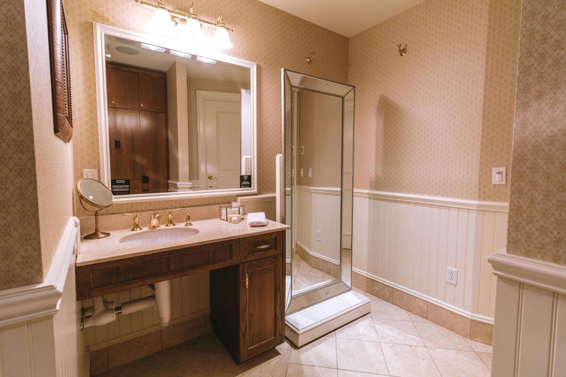 Madison Beach Hotel, Curio Collection by Hilton photo 55